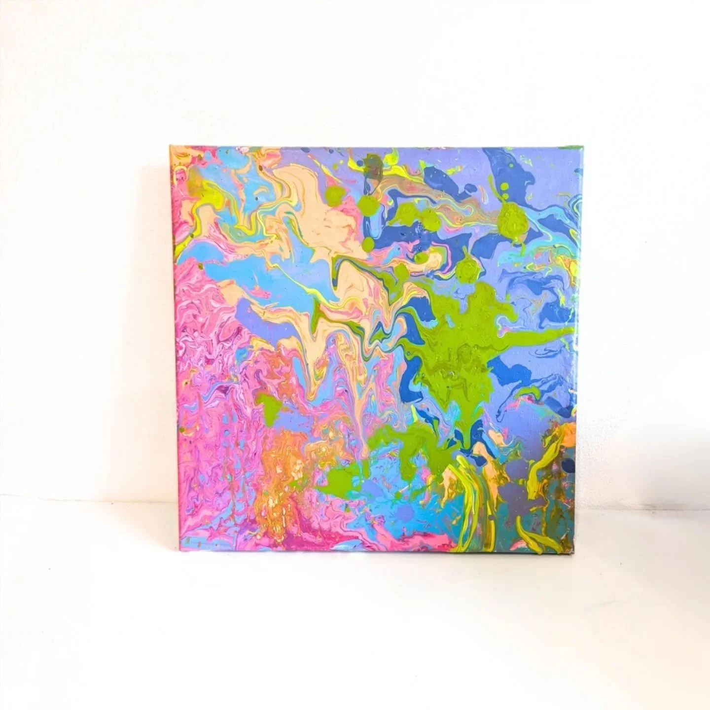40x40 cm, acrylic on canvas.

First time experimenting with #pouringart. Initially planned on adding more details but loved the colors too much on their own. Tip for anyone trying this out: cover everything, trust me, it's messy.

#abstractart #acryl
