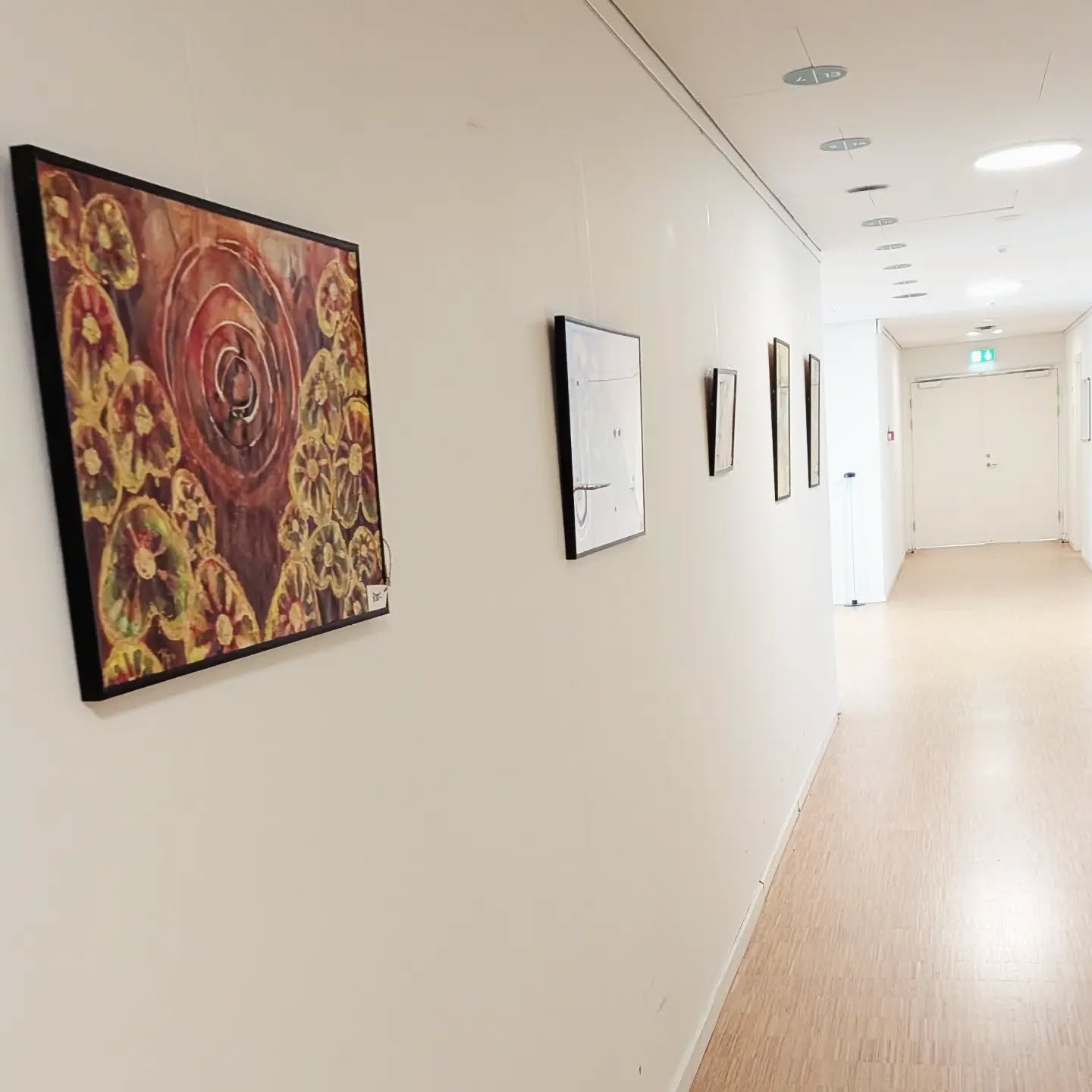 S&aring; er mine v&aelig;rker ude p&aring; en ny rejse, denne gang p&aring; Louisenlund i H&oslash;rsholm sammen med Aktiv Kunst. 15 v&aelig;rker i alt ❤️ 

#udstilling #aktivkunst #billedkunst #kunsttilsalg #kunsttilv&aelig;ggen
