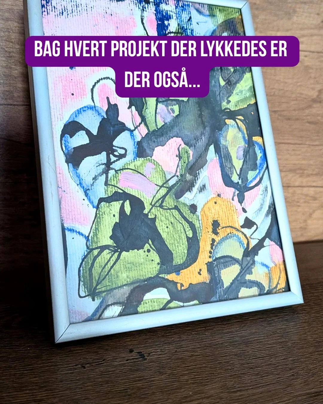 Et lille indblik i hvordan det ser ud bag scenen 🤫 Den kreative proces er ikke altid &aelig;stetisk ✨ 

#danskkunst #kunsttilv&aelig;ggen #abstraktkunst #kreativ #kunsth&aring;ndv&aelig;rk