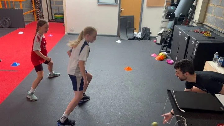 A simple yet very revealing finishing challenge for our Youth Athletes this afternoon ✅ 

Are they able to
1. React 
2. Choose the correct hip to open 
3. Arrange their feet and hips quick enough to complete the task
4. Adjust in real time 
5. Hold t