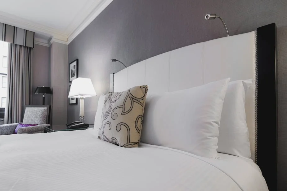 bright-hotel-room-bed_925x.jpg