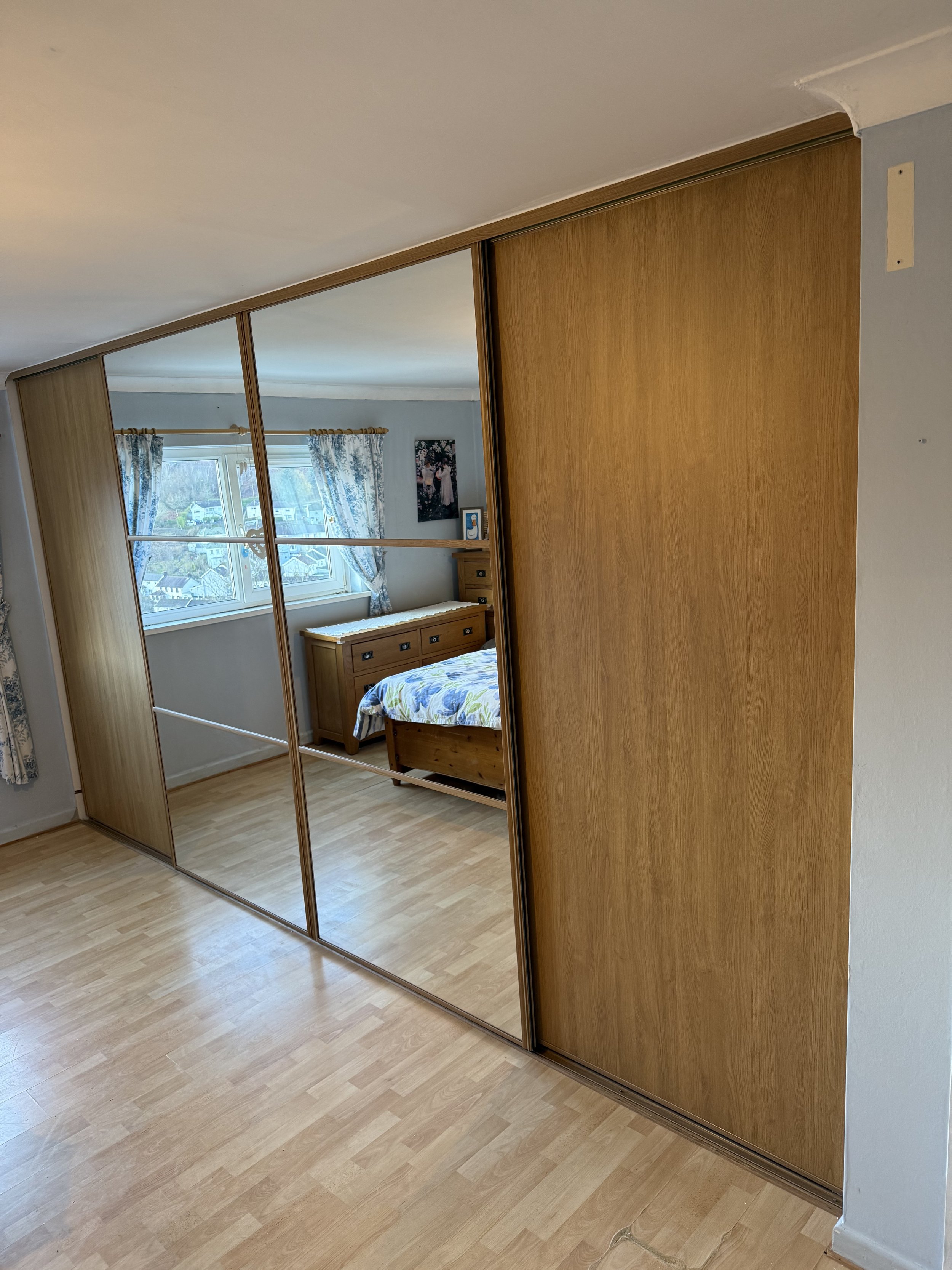 Made-to-measure wood panel sliding wardrobe doors