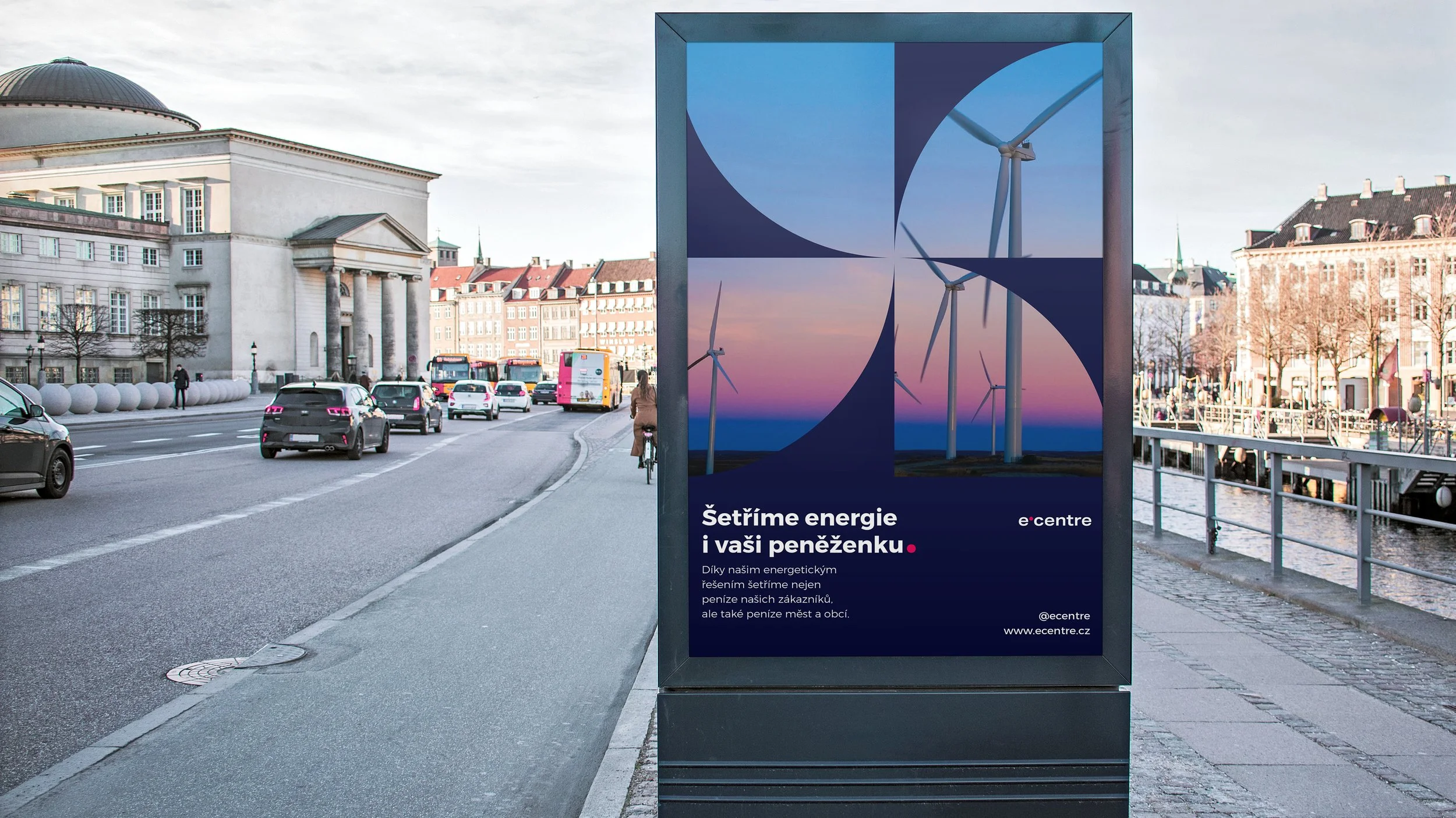 Citylight (CLV) reklama v městském prostředí. Ukázka aplikace korporátní identity e-centre na outdoorové reklamní plochy.