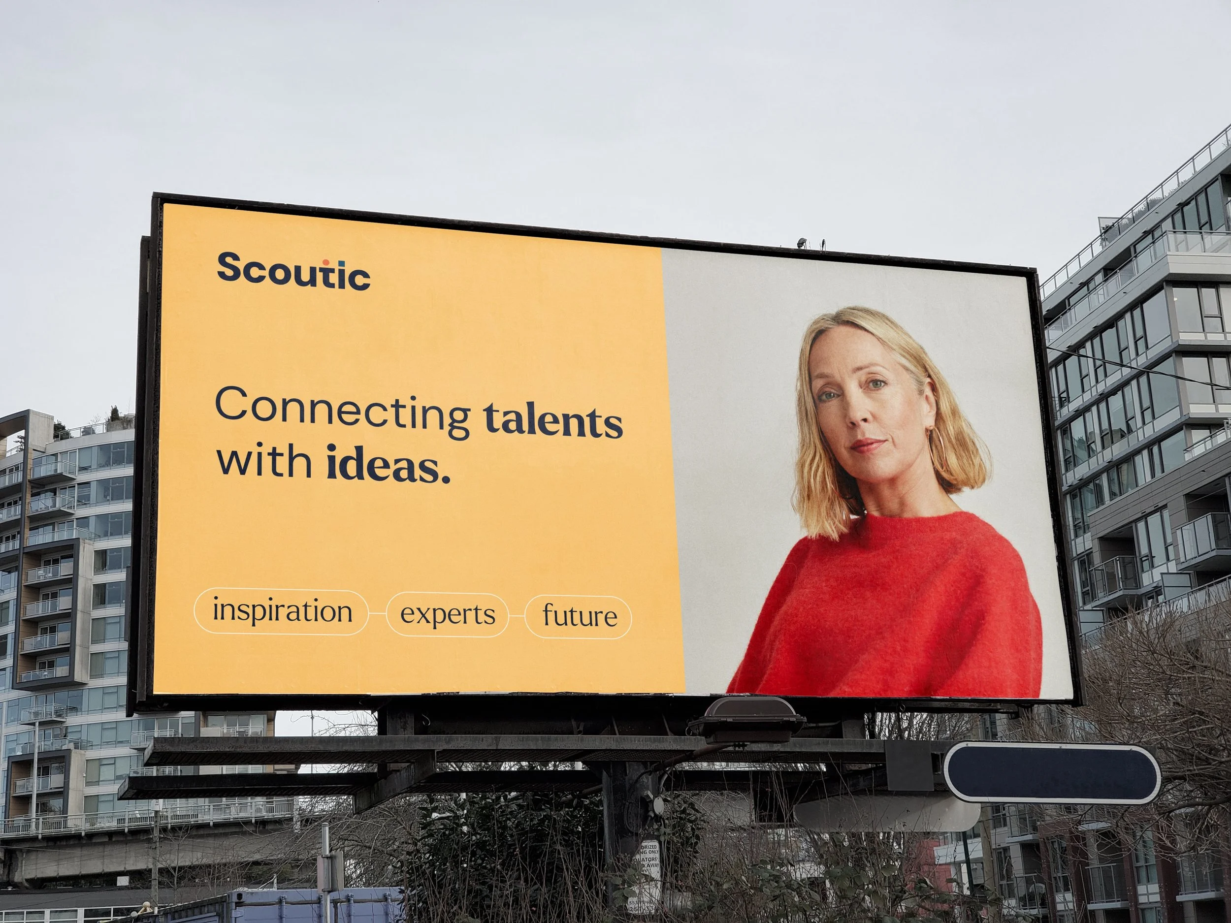 Návrh billboardu pro kampaň Scoutic s heslem "Connecting talents with ideas". Ukázka outdoorové reklamy s využitím firemní žluté barvy a fotografie, grafický design.