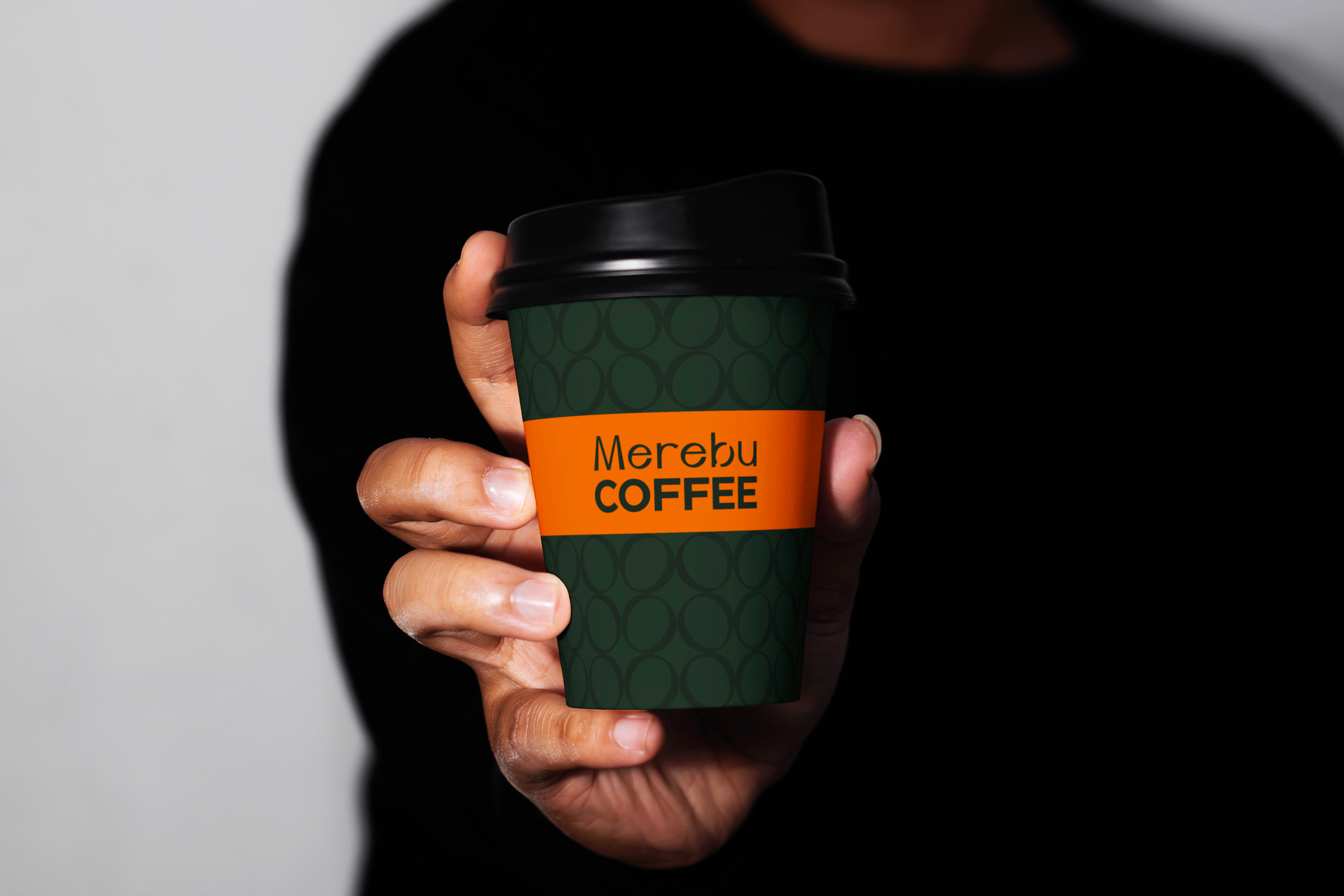 Design papírových kelímků a kartonového nosiče (takeaway) pro kavárnu Merebu. Aplikace brandingu a loga na spotřební obaly.