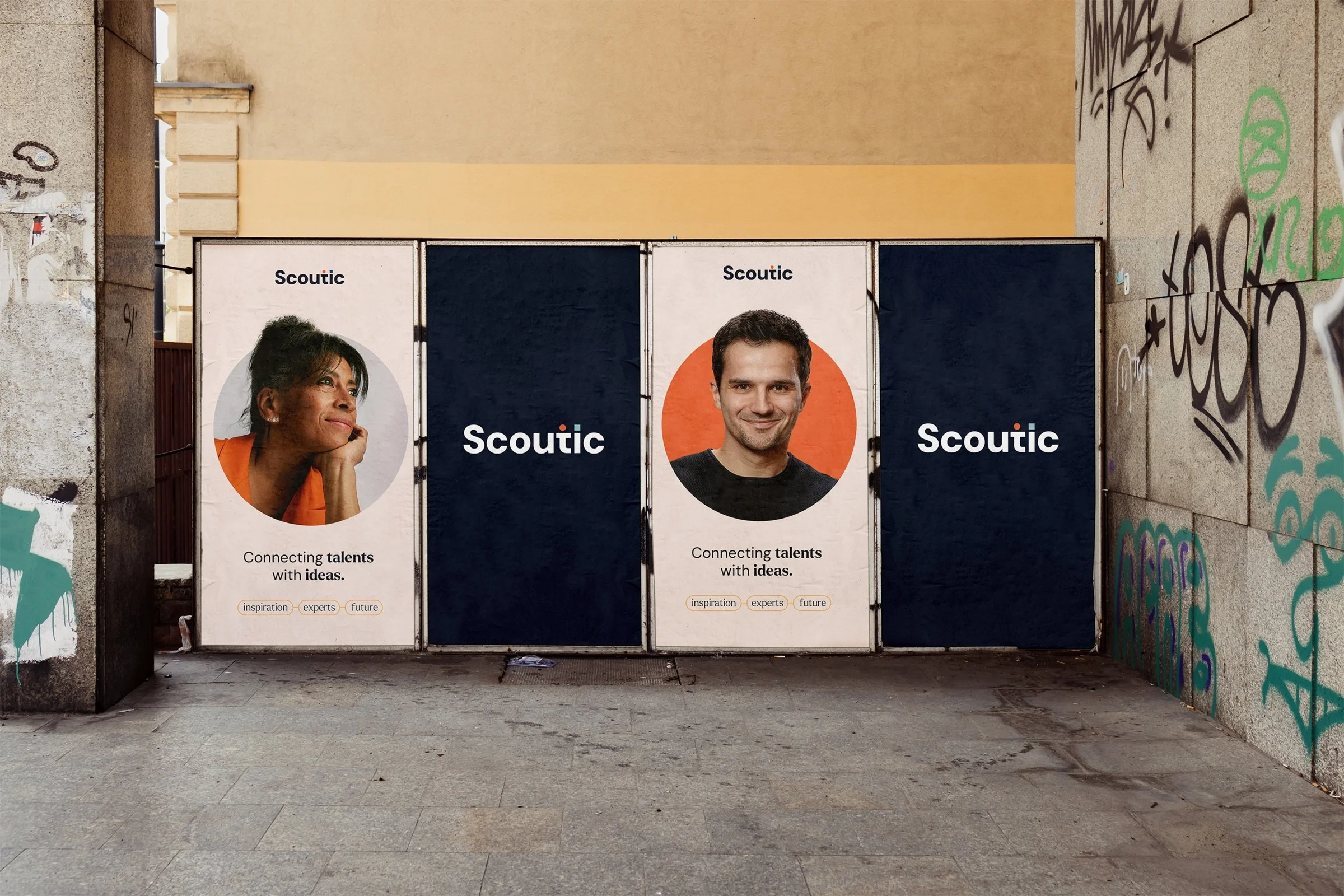 Série citylight plakátů v městském prostředí. Ukázka vizuálního stylu značky Scoutic využívající moderní koláže a portréty lidí v rámci náborové kampaně.