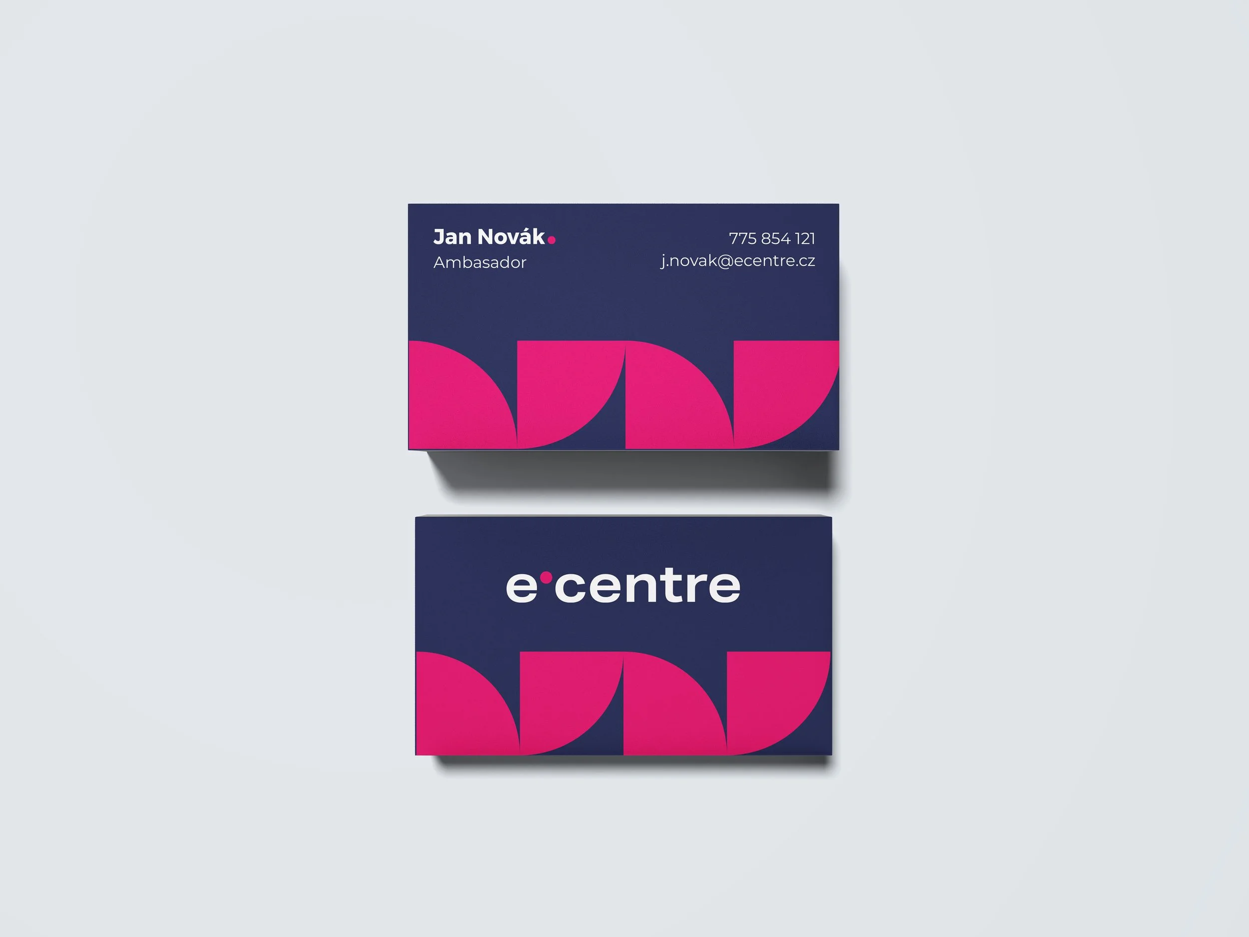 Sada firemních tiskovin a kancelářských potřeb. Design vizitek, hlavičkového papíru a lanyardu (šňůrky na krk) v jednotném vizuálním stylu značky.