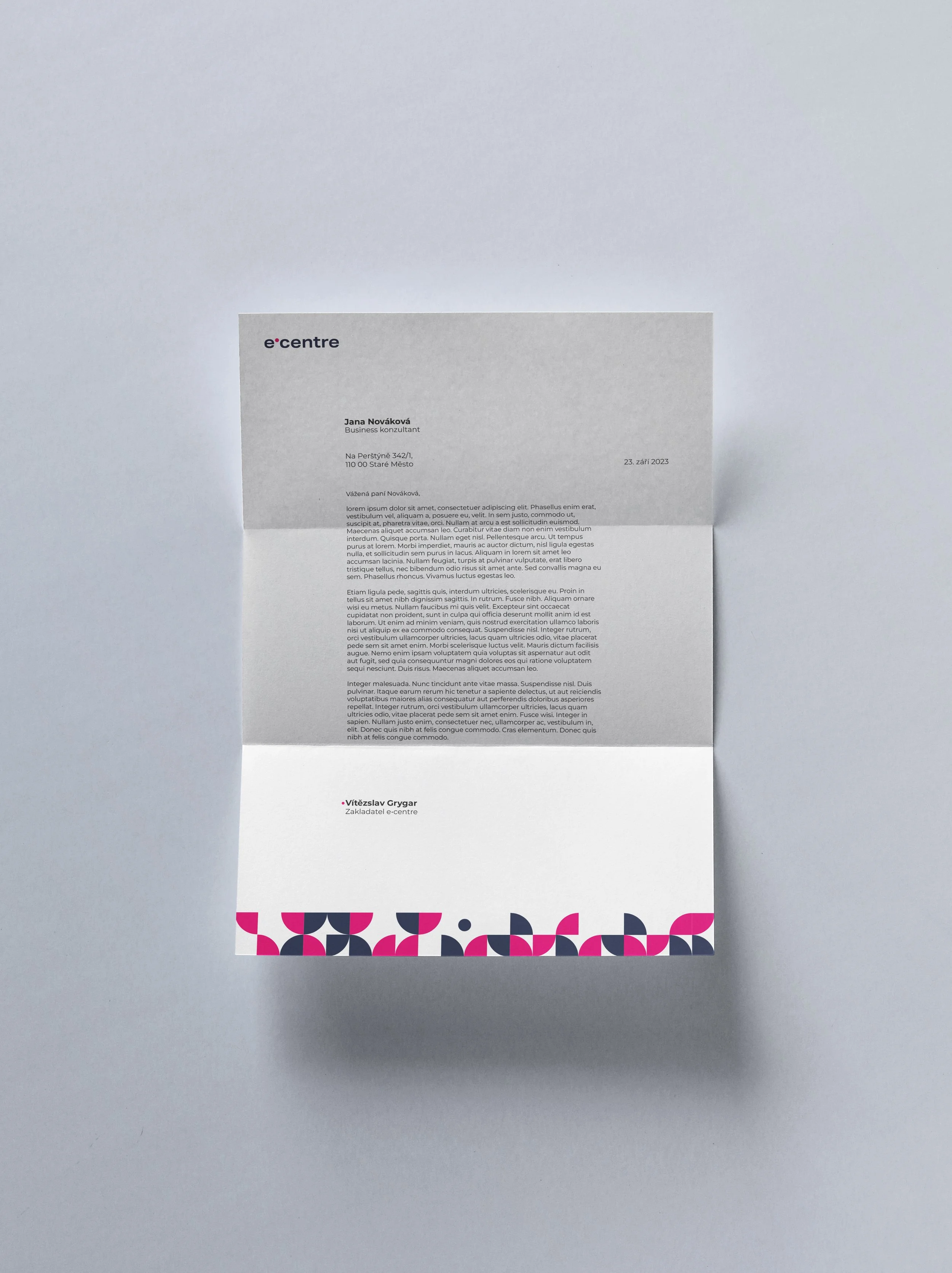 Sada firemních tiskovin a kancelářských potřeb. Design vizitek, hlavičkového papíru a lanyardu (šňůrky na krk) v jednotném vizuálním stylu značky.