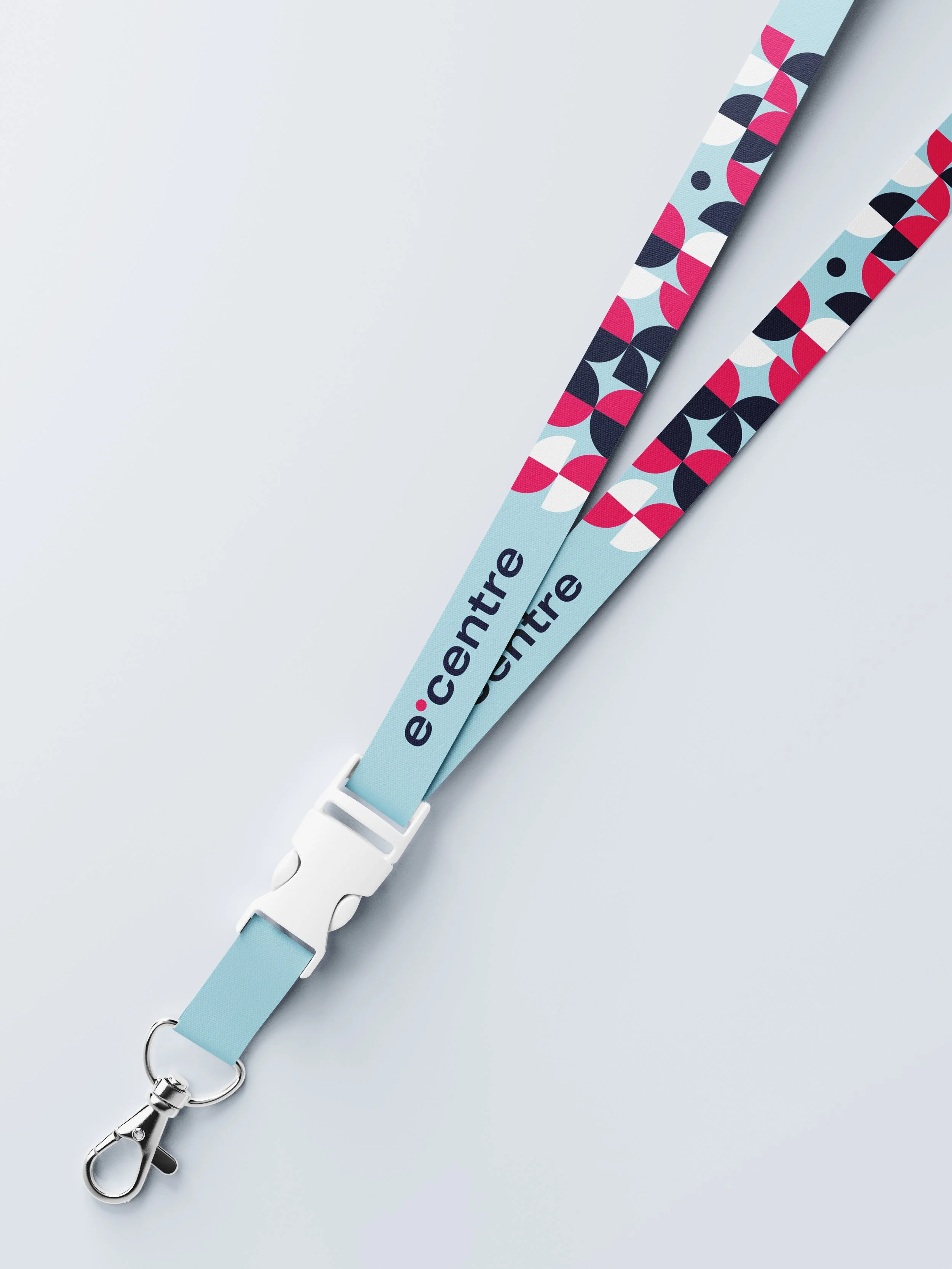 Sada firemních tiskovin a kancelářských potřeb. Design vizitek, hlavičkového papíru a lanyardu (šňůrky na krk) v jednotném vizuálním stylu značky.