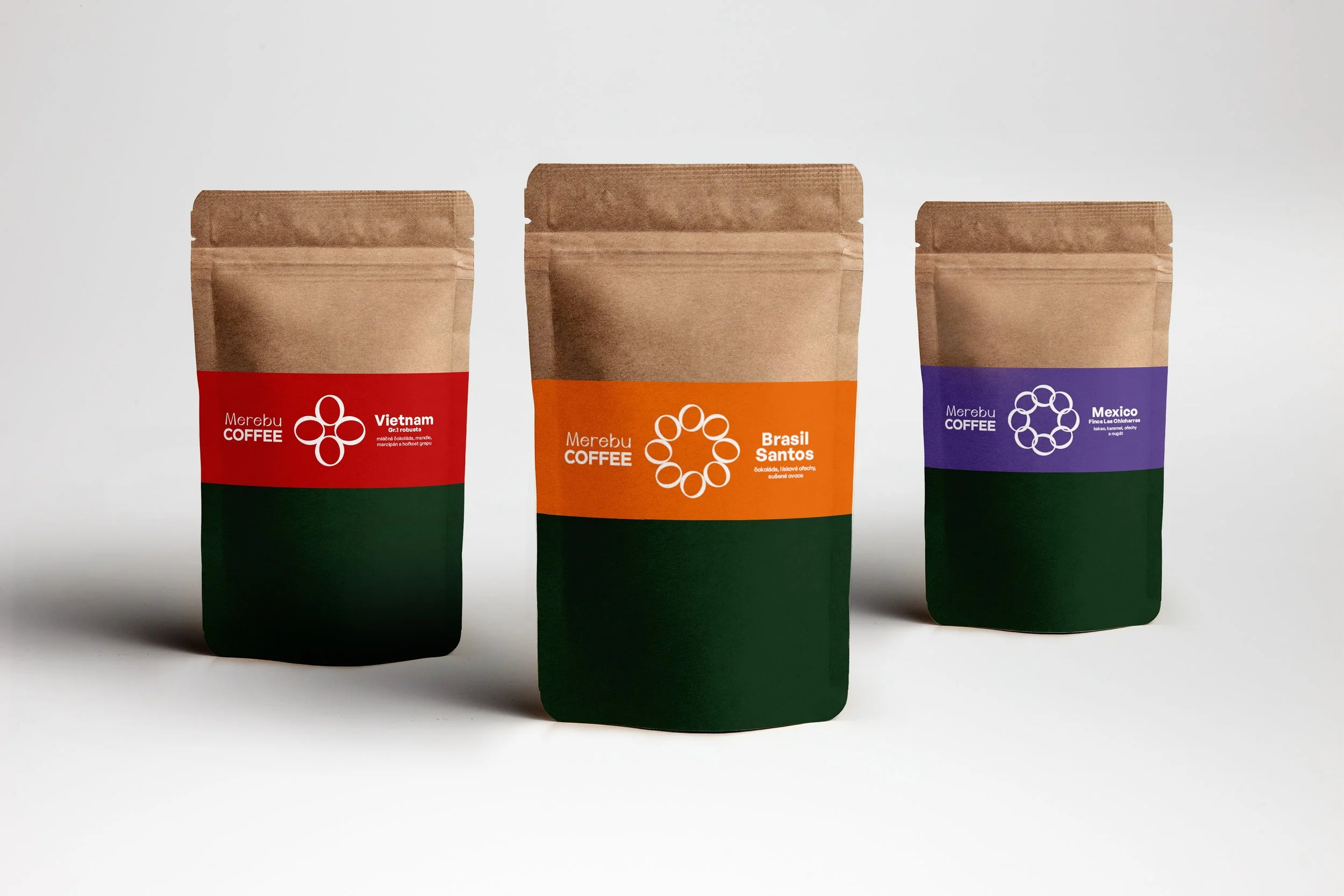 Série obalů na výběrovou kávu pro pražírnu Merebu Coffee. Minimalistický packaging design využívající barevné štítky pro rozlišení druhů kávy na tmavě zeleném podkladu. Autor Miloš Frič.