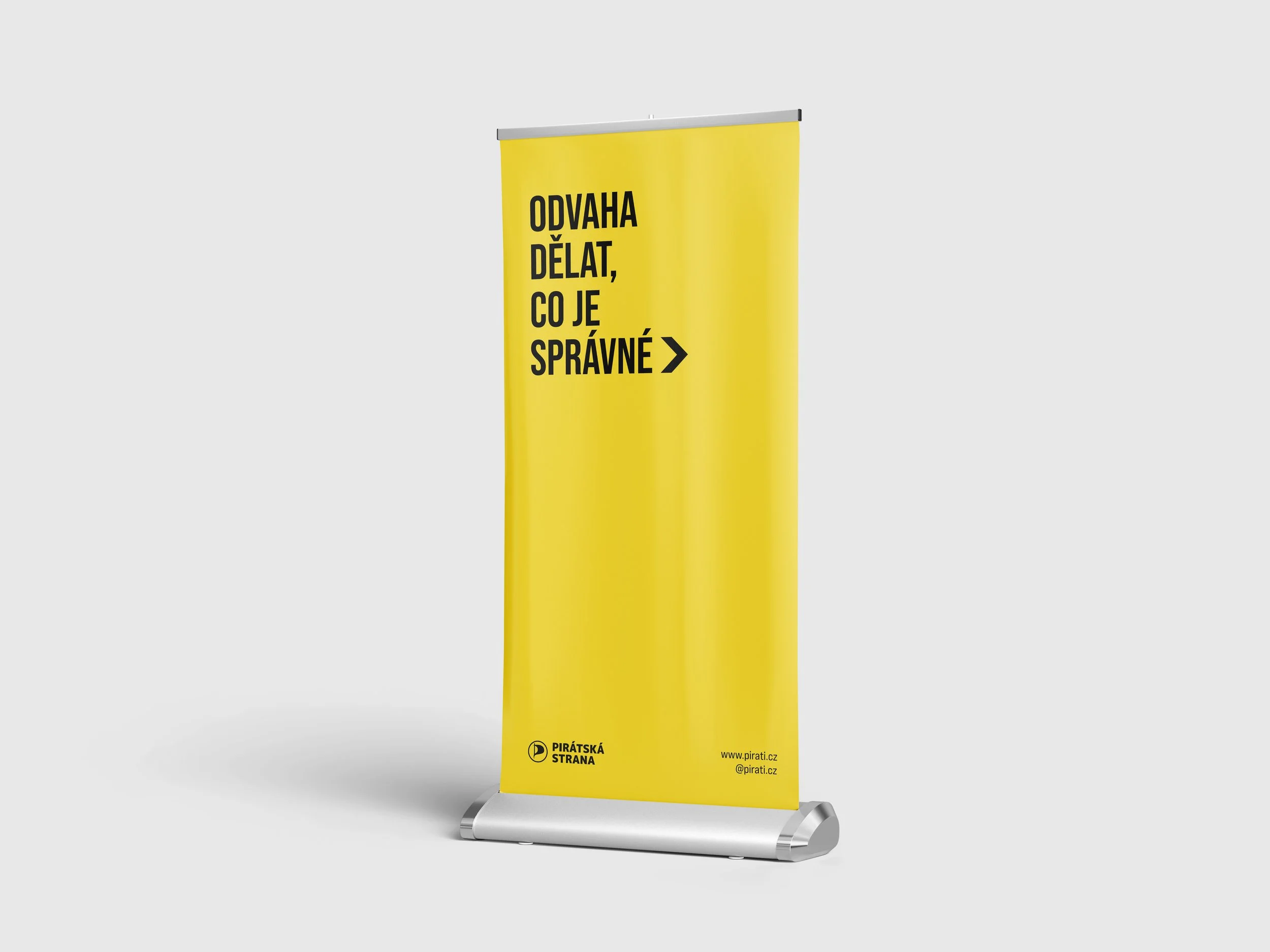 Sada tří roll-up bannerů pro kontaktní kampaň. Mobilní reklamní poutače v černo-žluté barevné kombinaci s volebními hesly a logem strany. Design Miloš Frič.