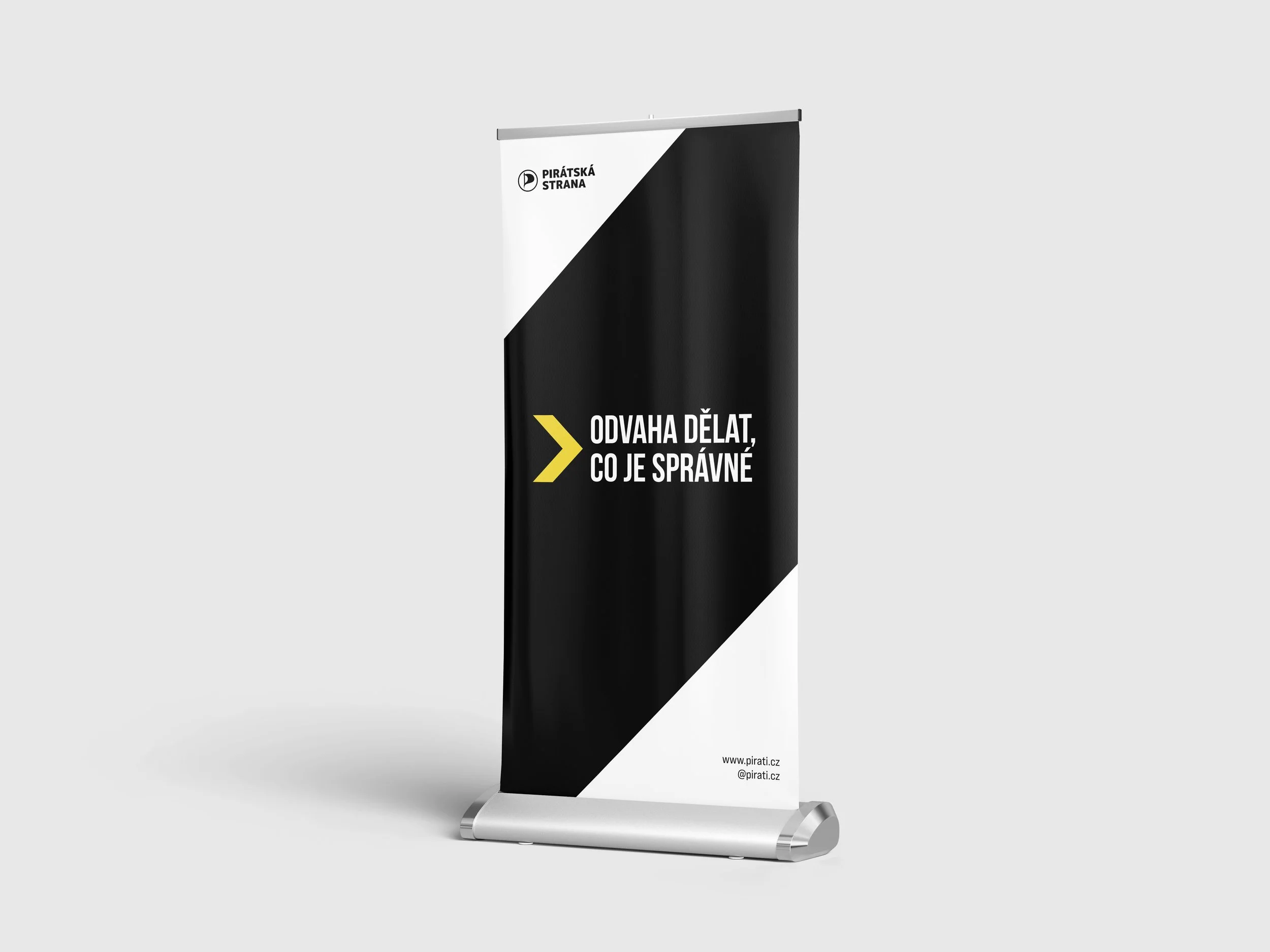 Sada tří roll-up bannerů pro kontaktní kampaň. Mobilní reklamní poutače v černo-žluté barevné kombinaci s volebními hesly a logem strany. Design Miloš Frič.