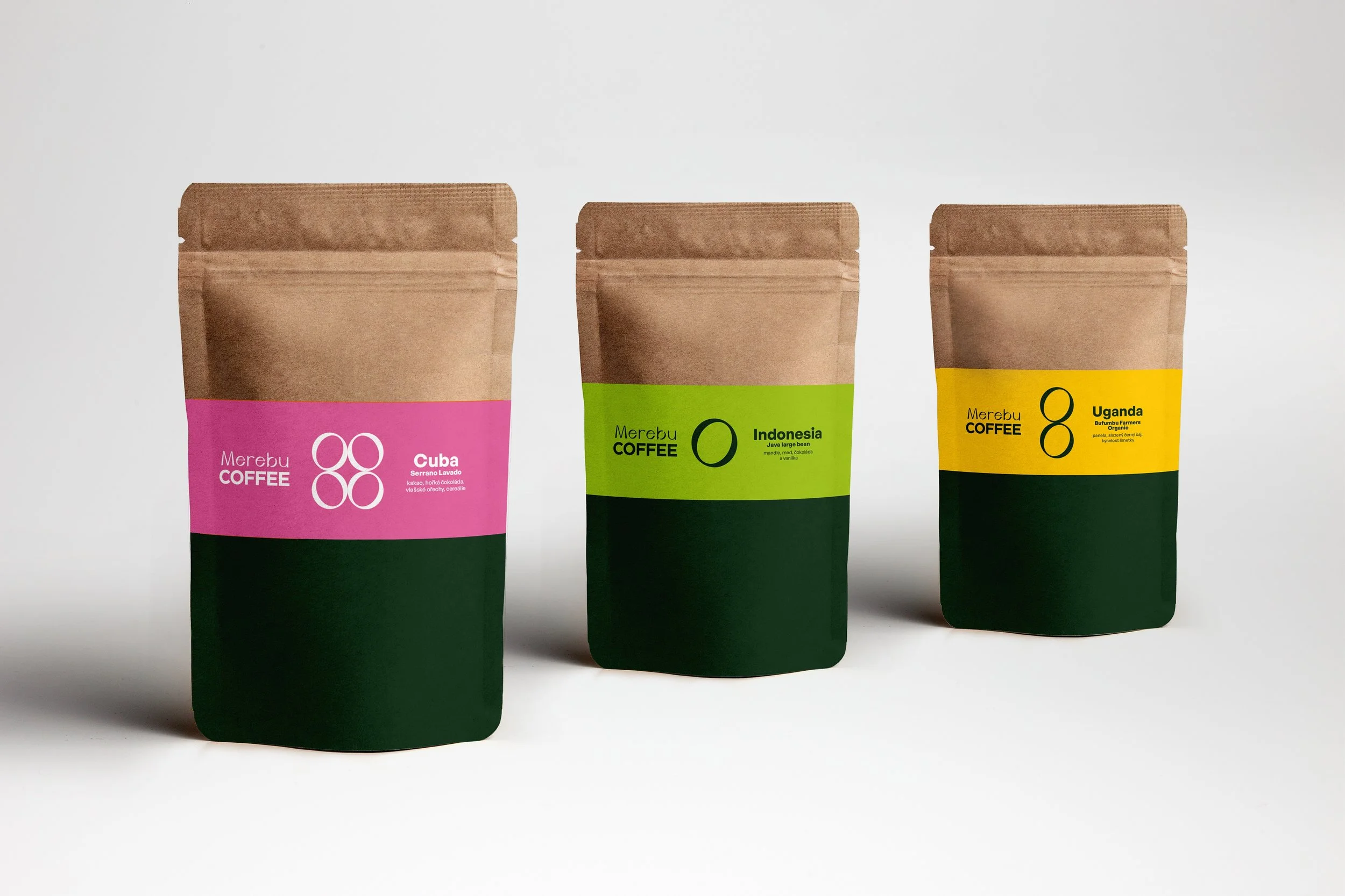 Série obalů na výběrovou kávu pro pražírnu Merebu Coffee. Minimalistický packaging design využívající barevné štítky pro rozlišení druhů kávy na tmavě zeleném podkladu. Autor Miloš Frič.