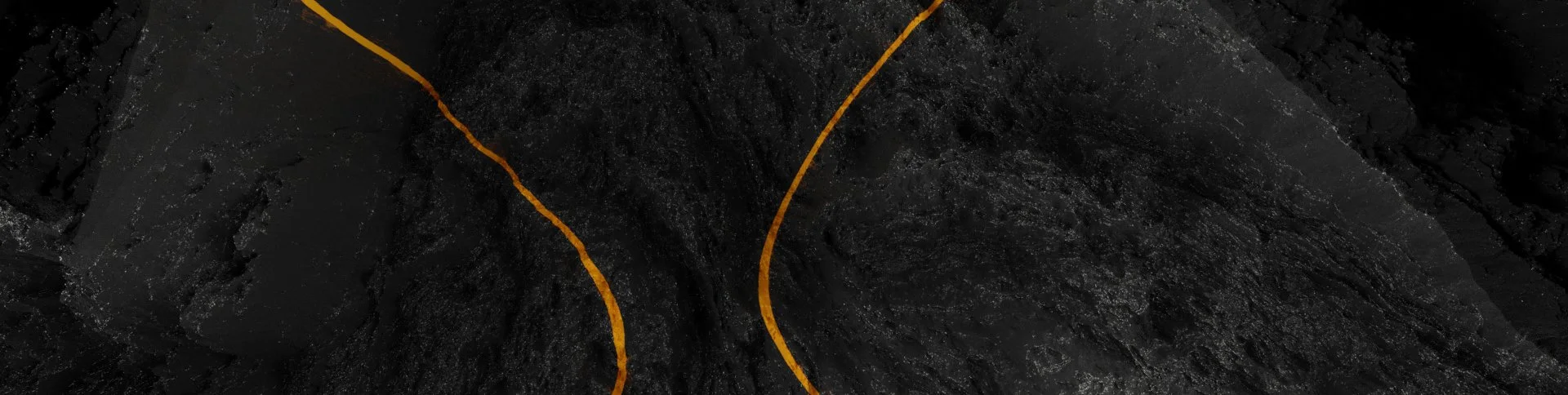 Detailní textura černého kamene se zlatými žilami. Grafický prvek (pattern) vytvořený pro vizuální styl značky symbolizující surové zlato a vzácné kovy v zemi.