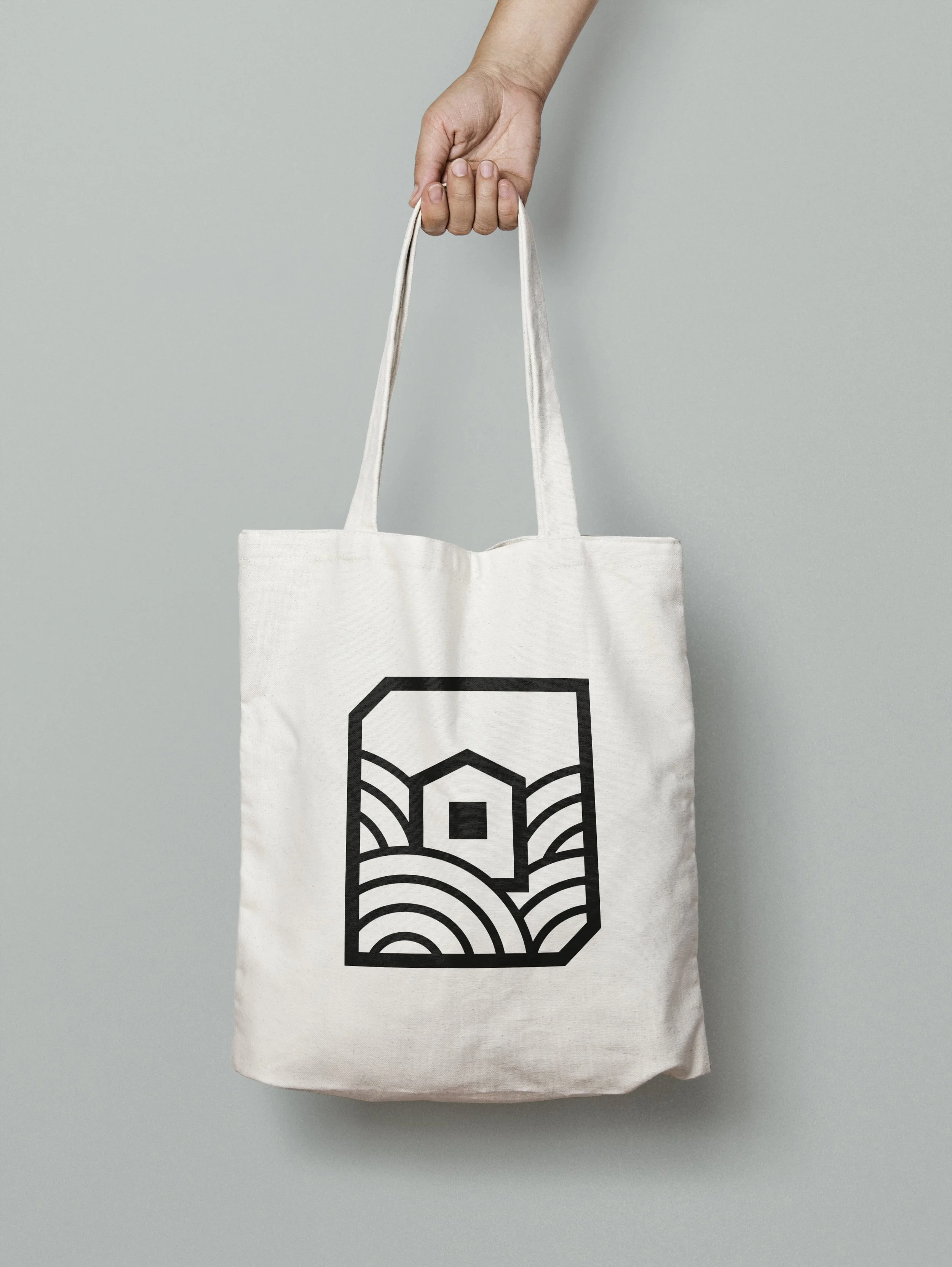 Bílá plátěná taška s černým logem Kolna Roastery. Aplikace vizuální identity a brandingu na reklamní textil a merch.