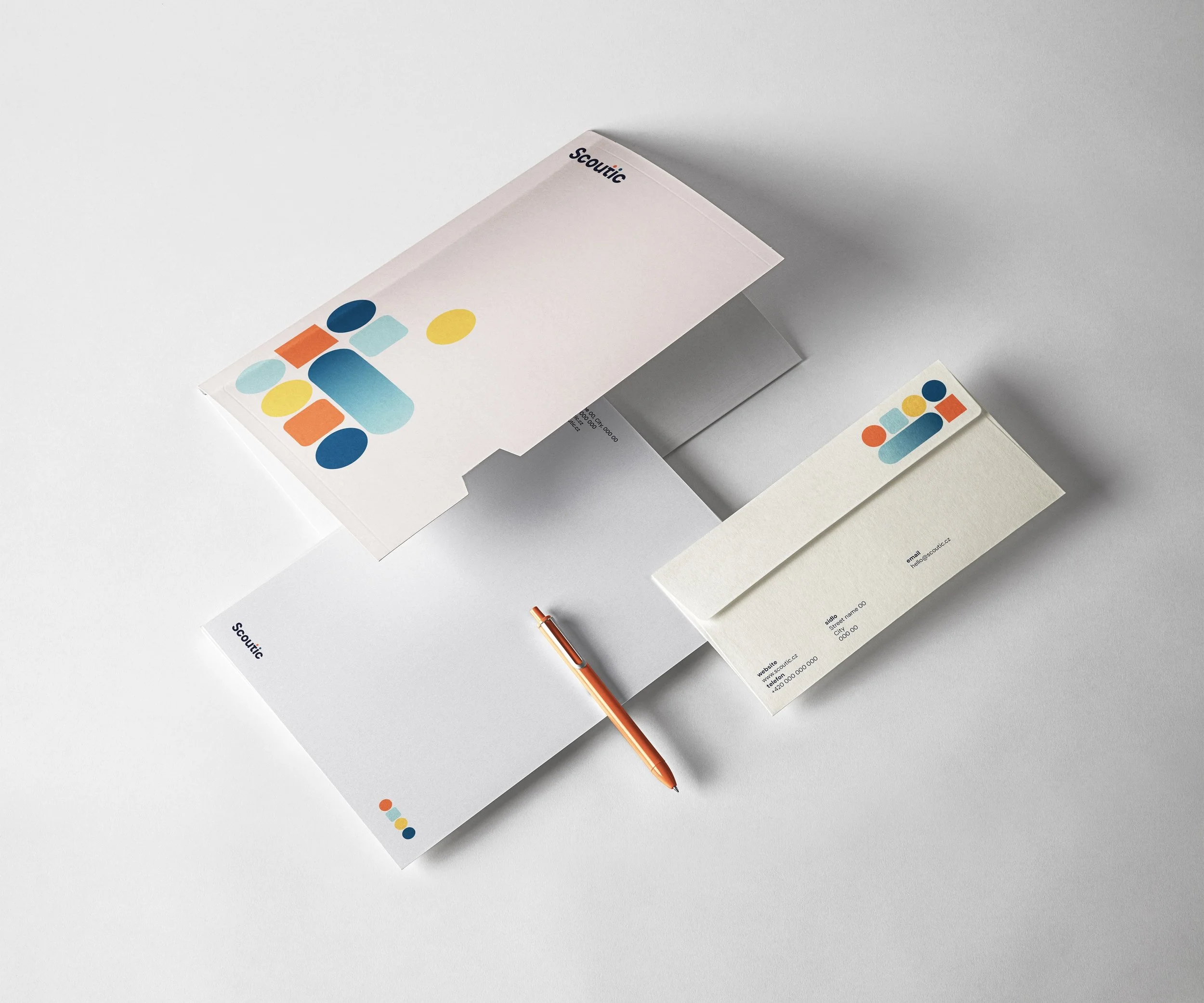 Sada firemních tiskovin pro Scoutic. Minimalistický design vizitek, hlavičkového papíru a obálek v čistém bílém provedení s barevnými akcenty.