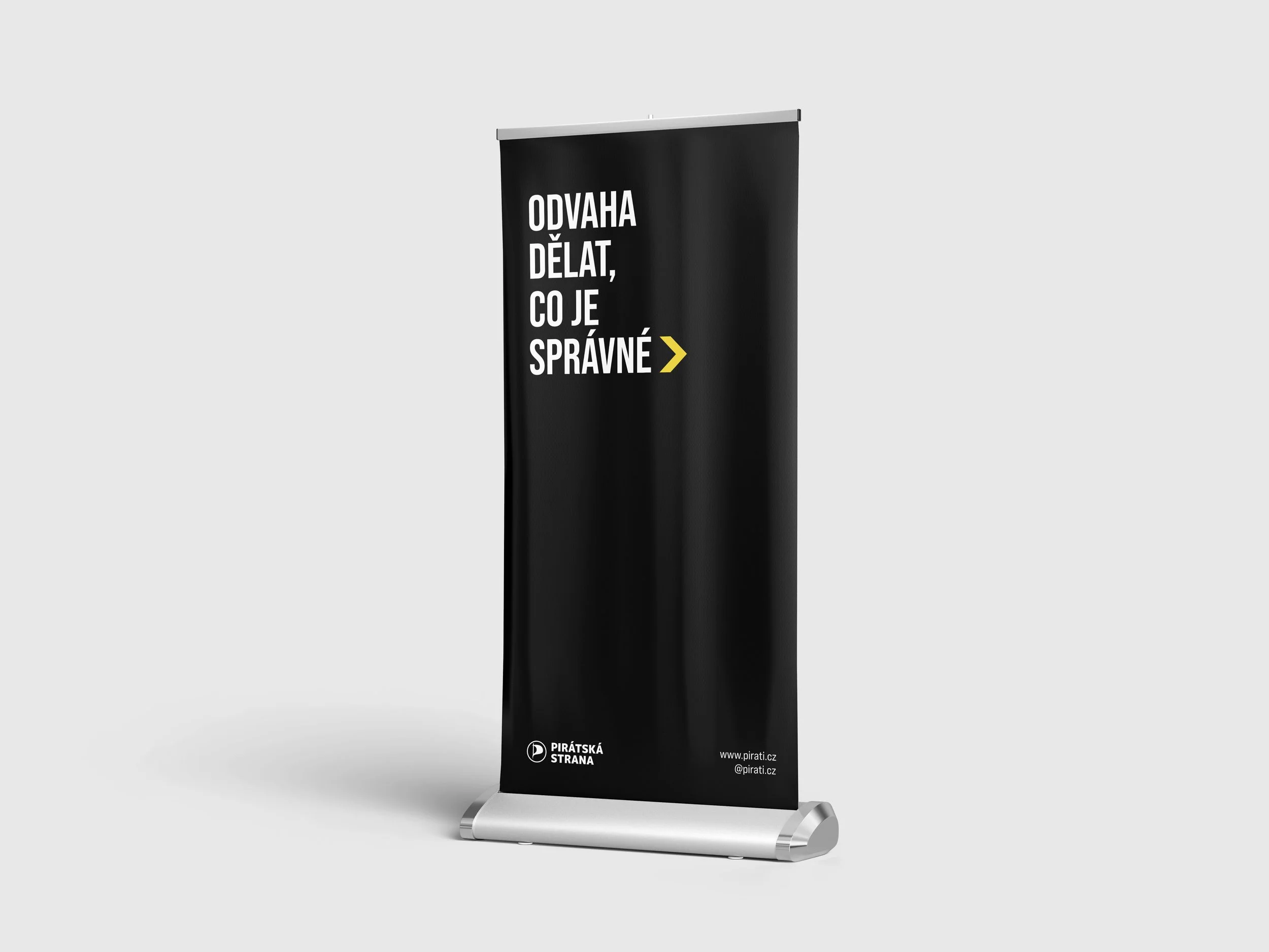 Sada tří roll-up bannerů pro kontaktní kampaň. Mobilní reklamní poutače v černo-žluté barevné kombinaci s volebními hesly a logem strany. Design Miloš Frič.