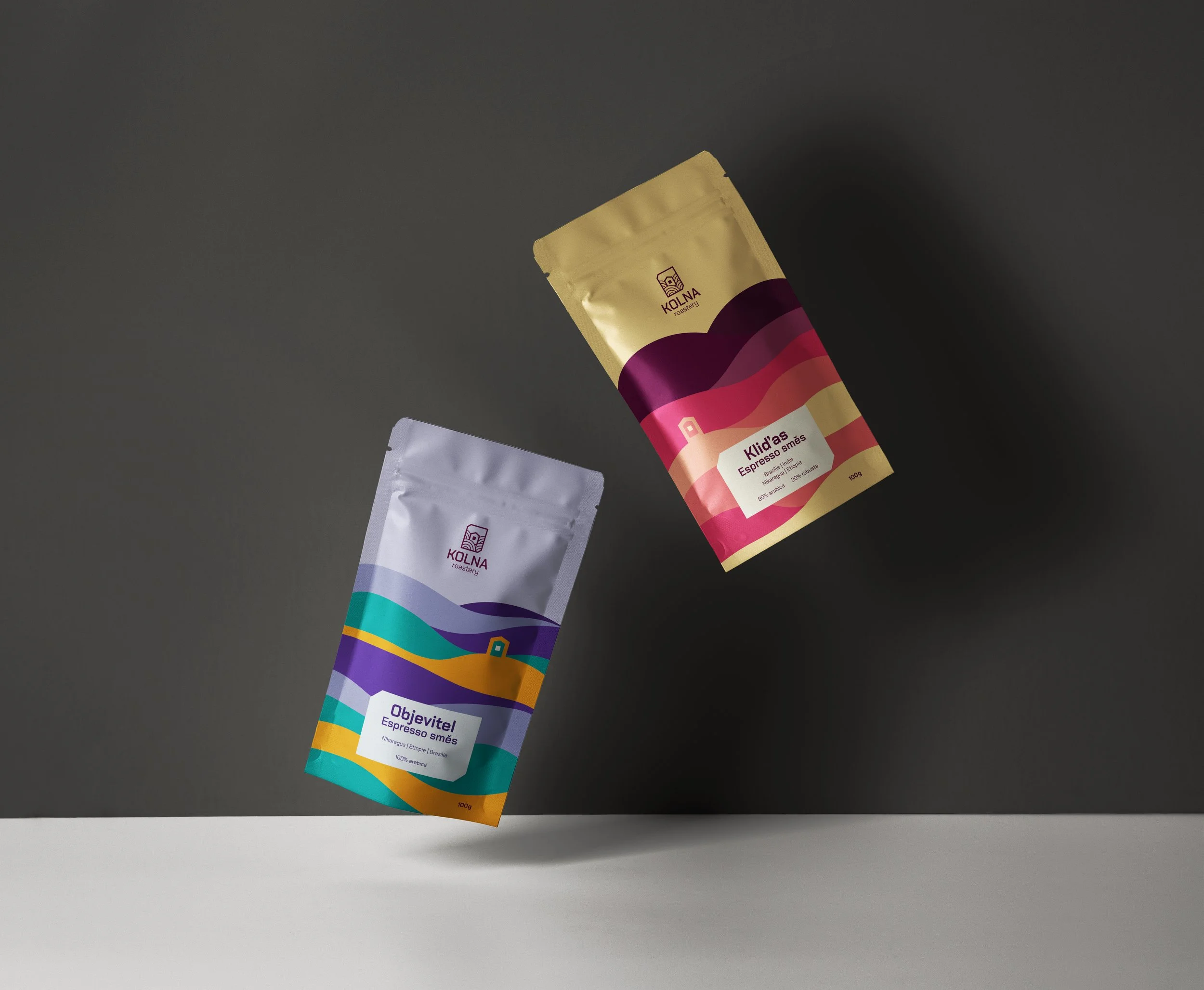 Moderní design obalů na výběrovou kávu Kolna. Sáčky s abstraktním barevným vzorem připomínajícím krajinu a vrstevnice.