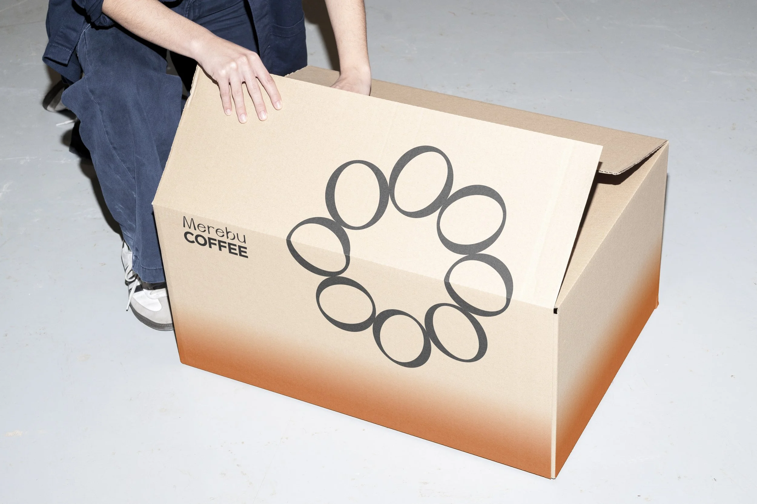 Potisk přepravní krabice pro e-shop s kávou. Čistý grafický design na kartonu s velkým logem Merebu Coffee.