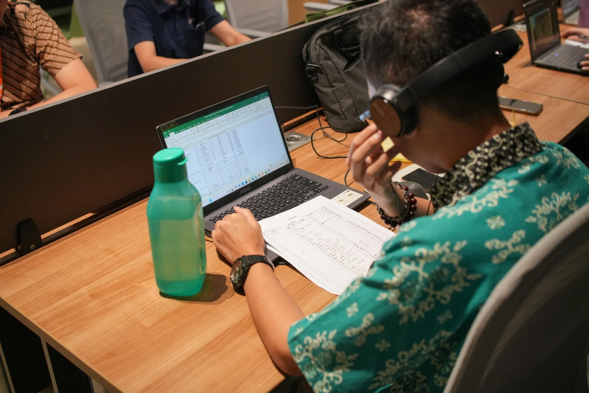 Participant working in a sensory-supportive workspace at PUPA Center, using tools that enable focus, comfort, and effective task completion.