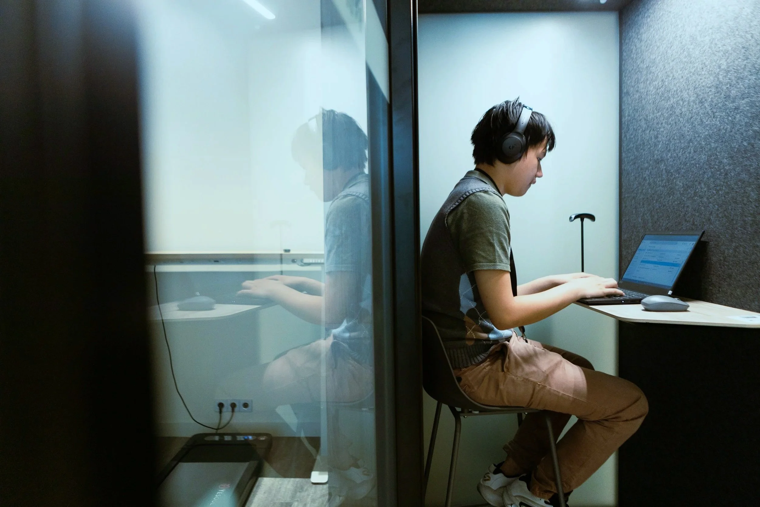 Participant working in a quiet, sensory-supportive space at PUPA Center, designed to enable focus, comfort, and effective task completion.
