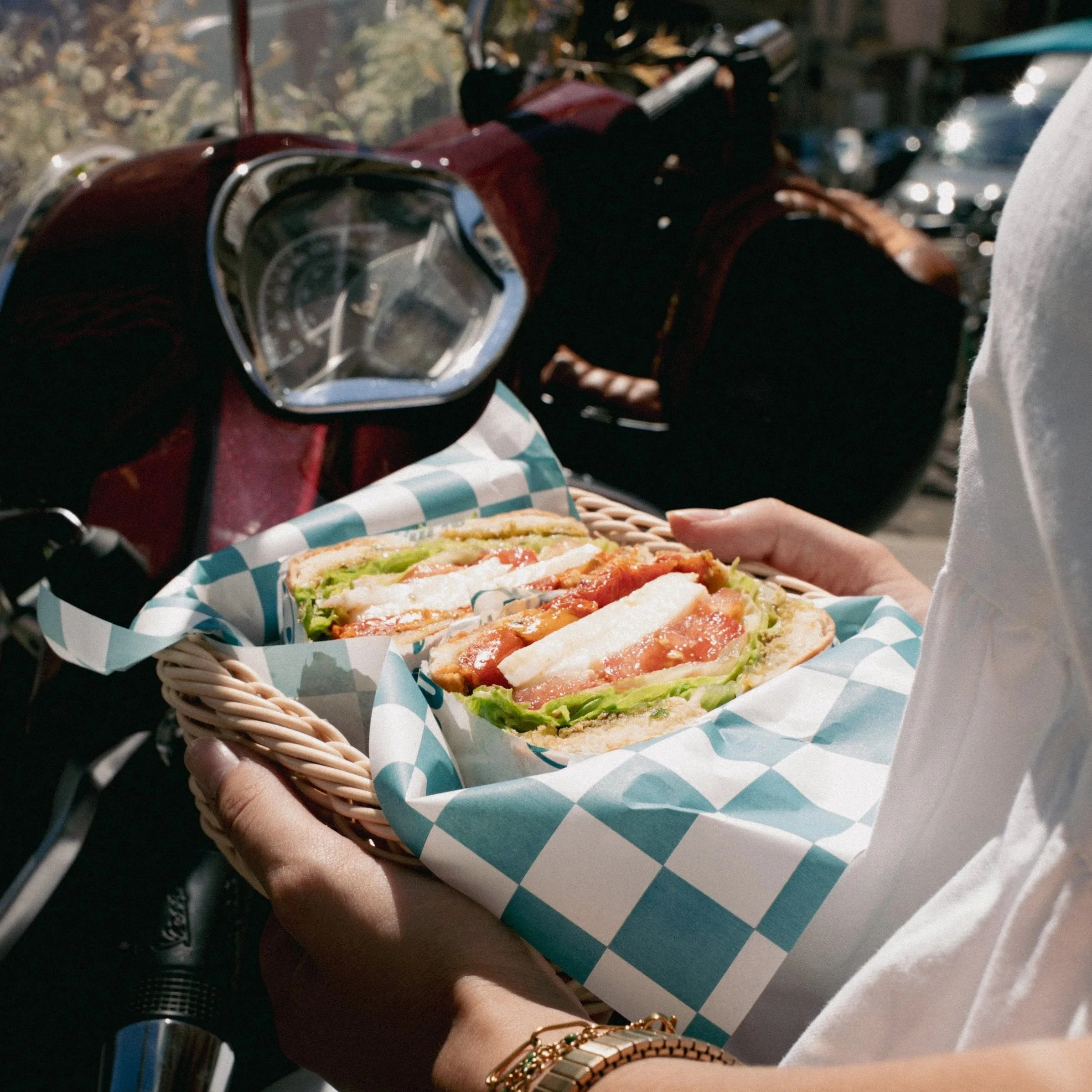 Bagel tomate mozzarella à emporter dans un panier chez Chères Cousines Lyon