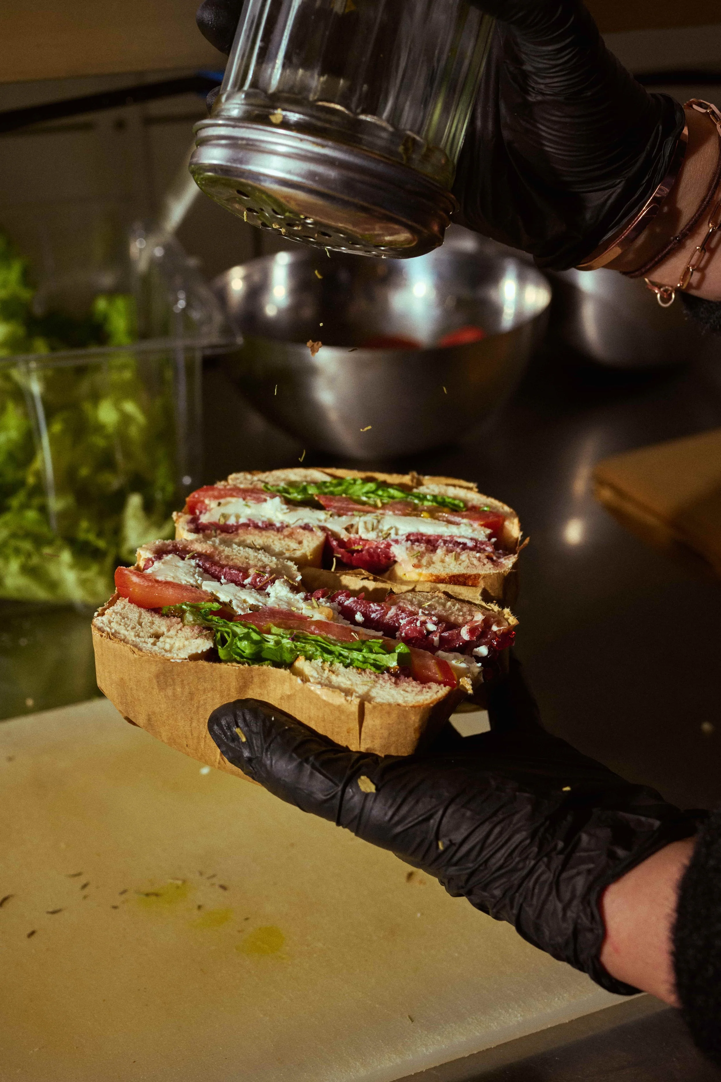 Bagel au canard garni de tomate, salade et fromage de chèvre chez Chères Cousines Lyon