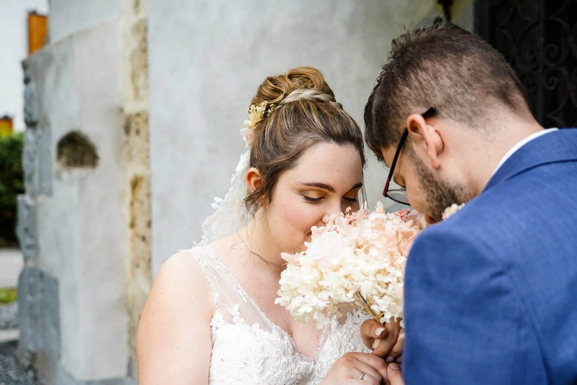 Séance couple mariage avec bouquet de fleurs séchées.