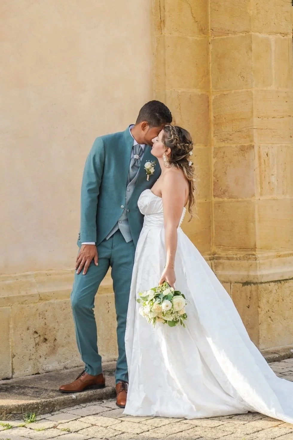 Séance couple mur posture romantique et naturelle.