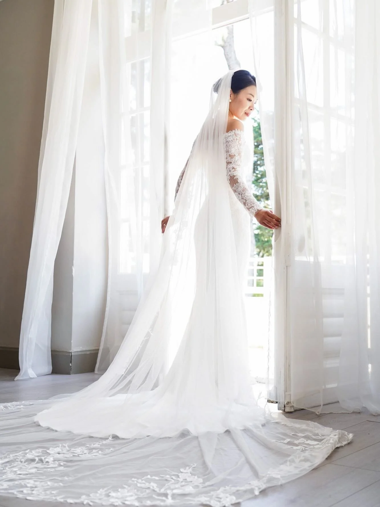 &Eacute;l&eacute;gance, puret&eacute; et douceur. Ce sont ces mots qui m&rsquo;ont guid&eacute;s pendant que je photographiais Shouting, une fois les pr&eacute;paratifs termin&eacute;s. N&rsquo;est-elle pas magnifique ? 🤍
-
📸 Vous recherchez un pho