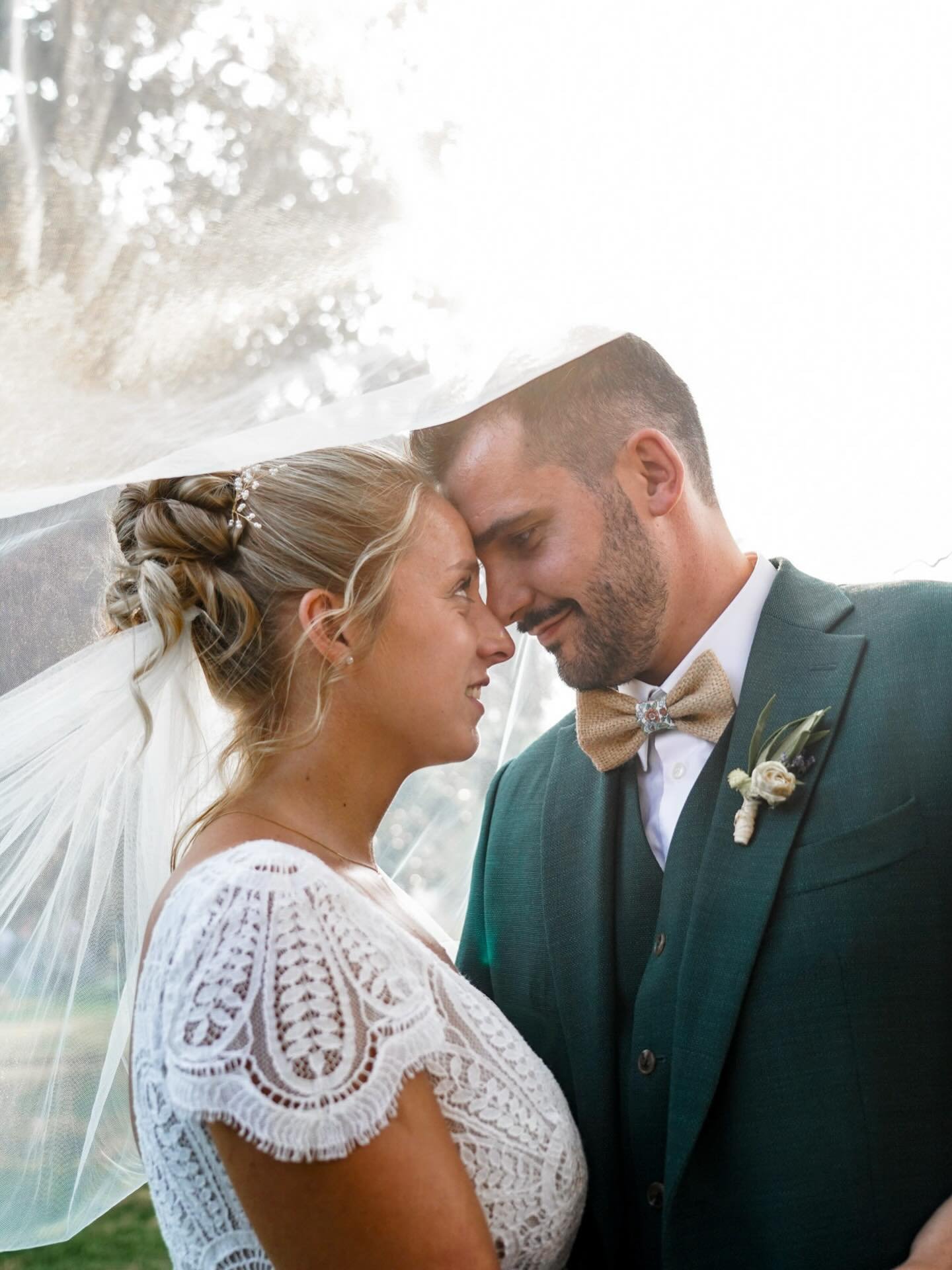 Les photos de couple en fin de journ&eacute;e, c&rsquo;est toujours une bonne id&eacute;e 🤍

Pour les mariages d&rsquo;&eacute;t&eacute;, je propose de r&eacute;aliser la s&eacute;ance couple entre 18h30 et 20h ; la lumi&egrave;re devient plus douce