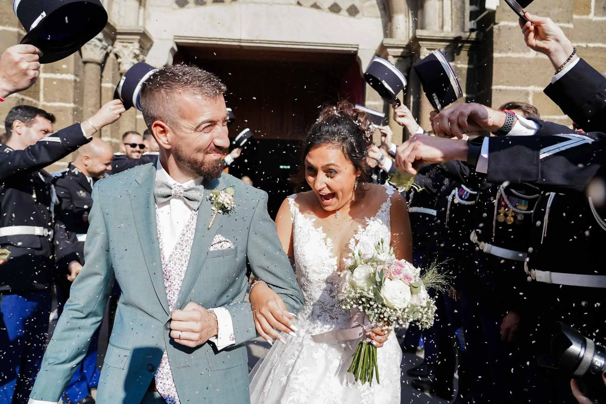 Sortie mairie des mariés avec invités et pluie de confettis.