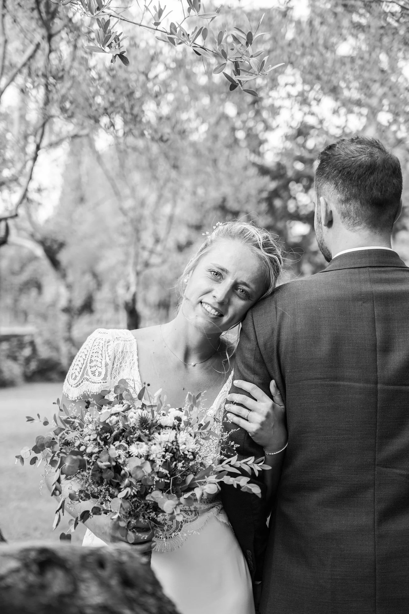 Portrait mariée en noir et blanc regardant l'objectif.
