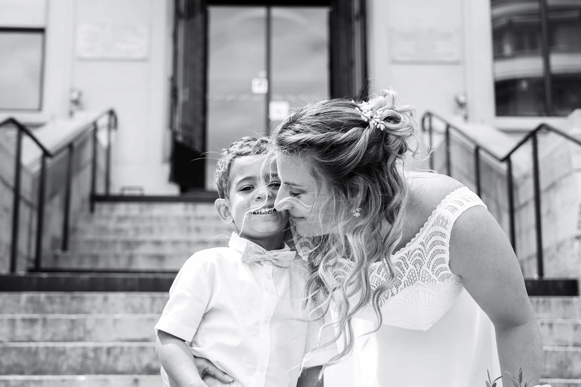 Portrait mariée noir et blanc avec son enfant.