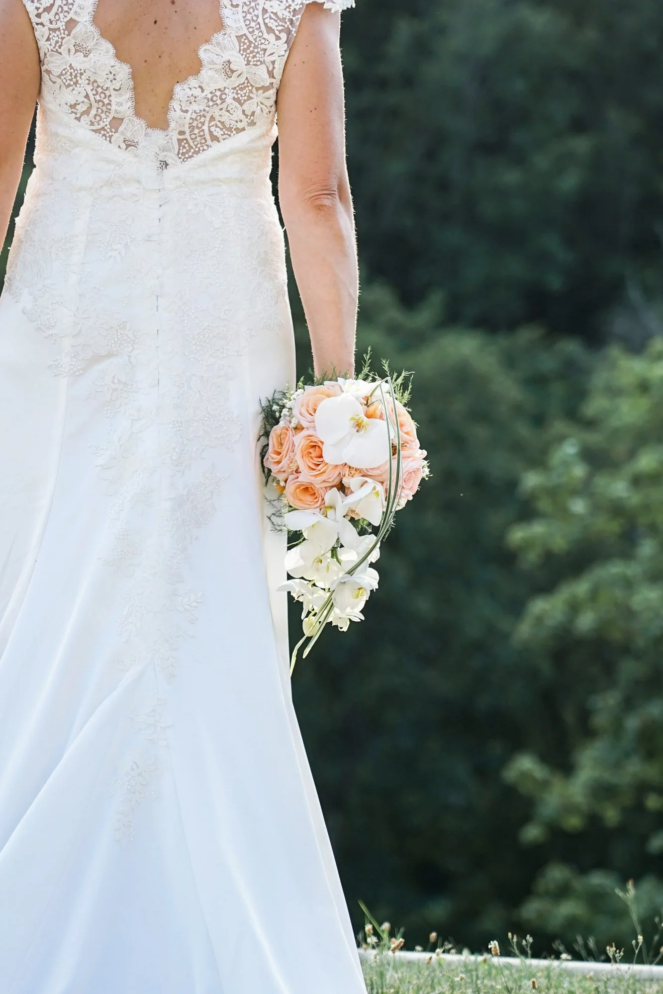 Bouquet de fleurs mariée avec fleurs roses et blanches. blanches.