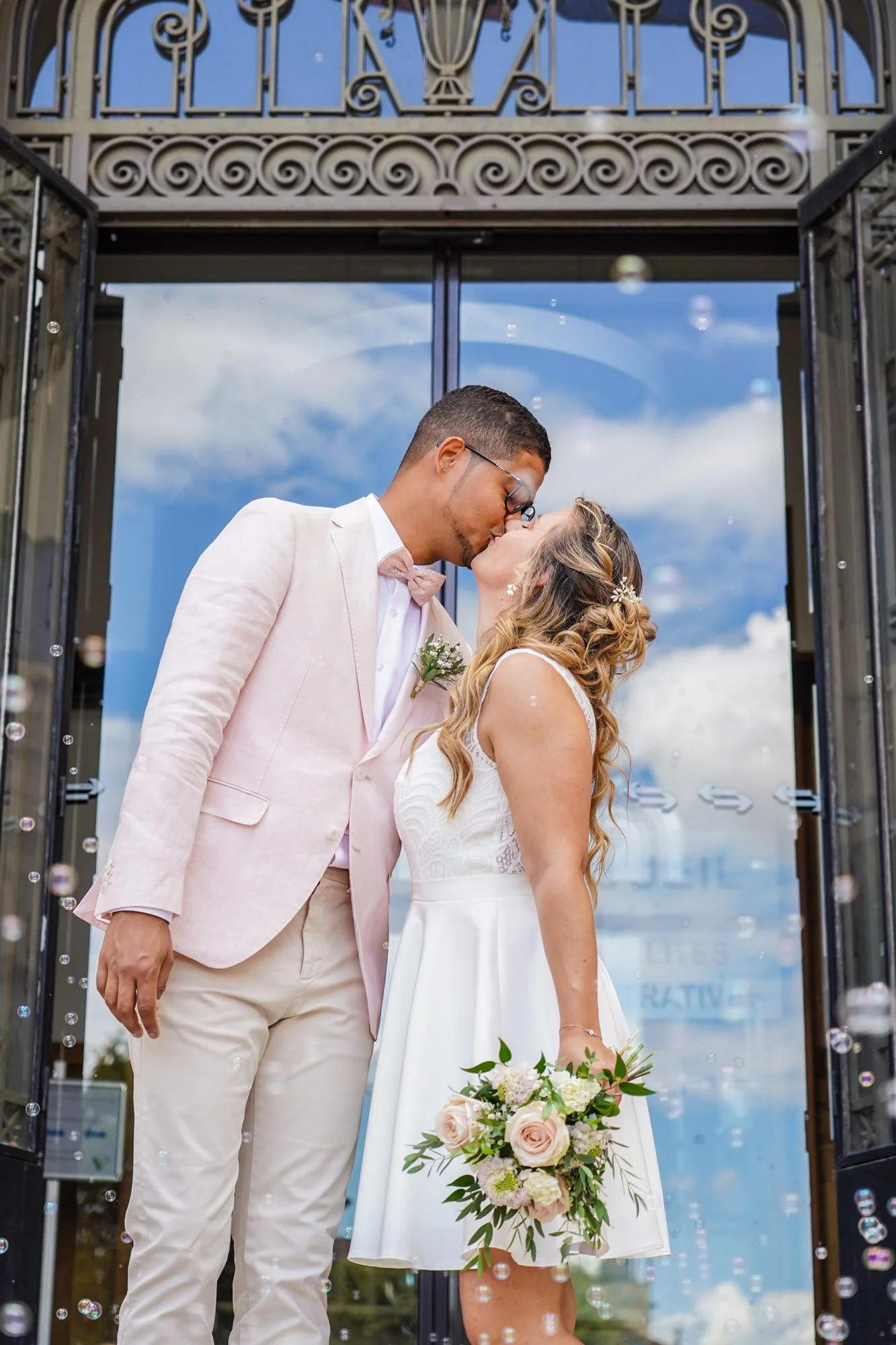 Couple sortie mairie échange de bisous.