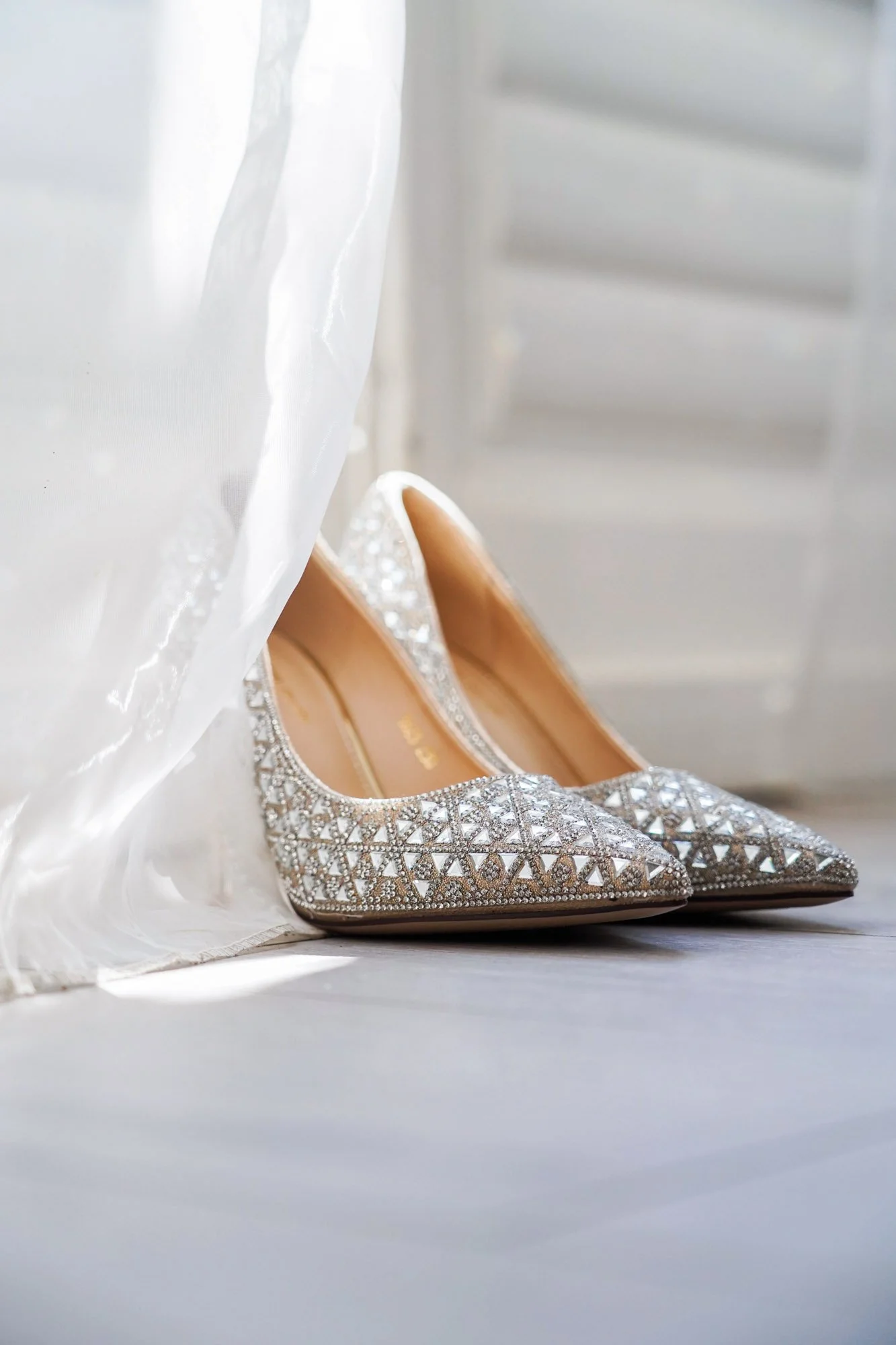 Chaussures de mariage élégantes avec strass et paillettes.
