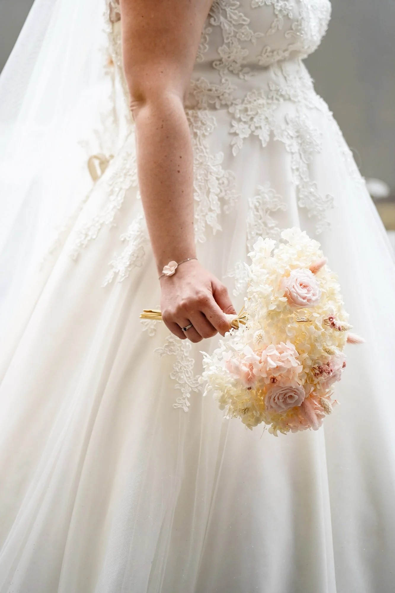 Bouquet de mariage en fleurs séchées couleur pastel.