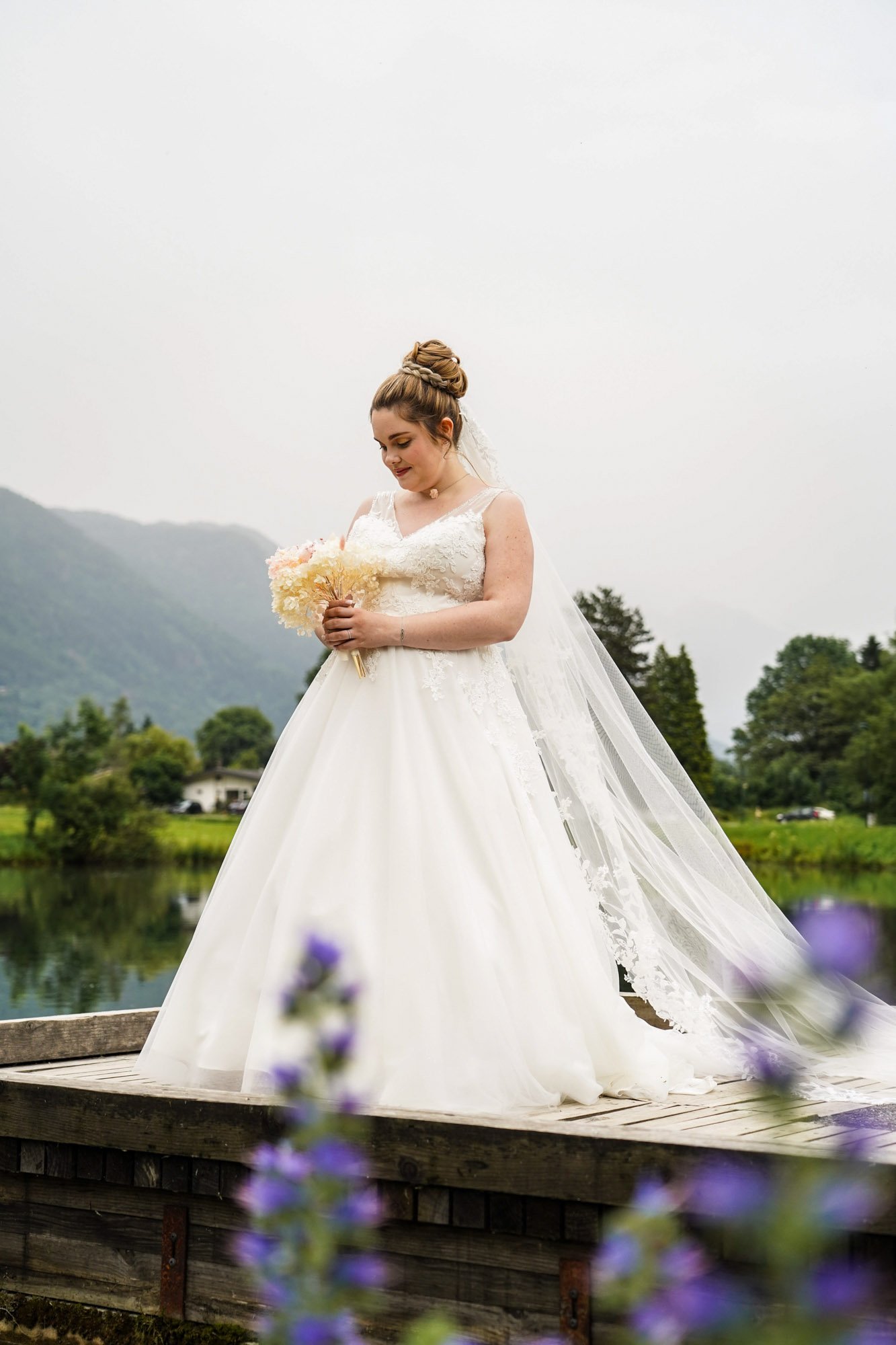 Portrait mariée robe blanche avec bouquet de fleurs séchées.