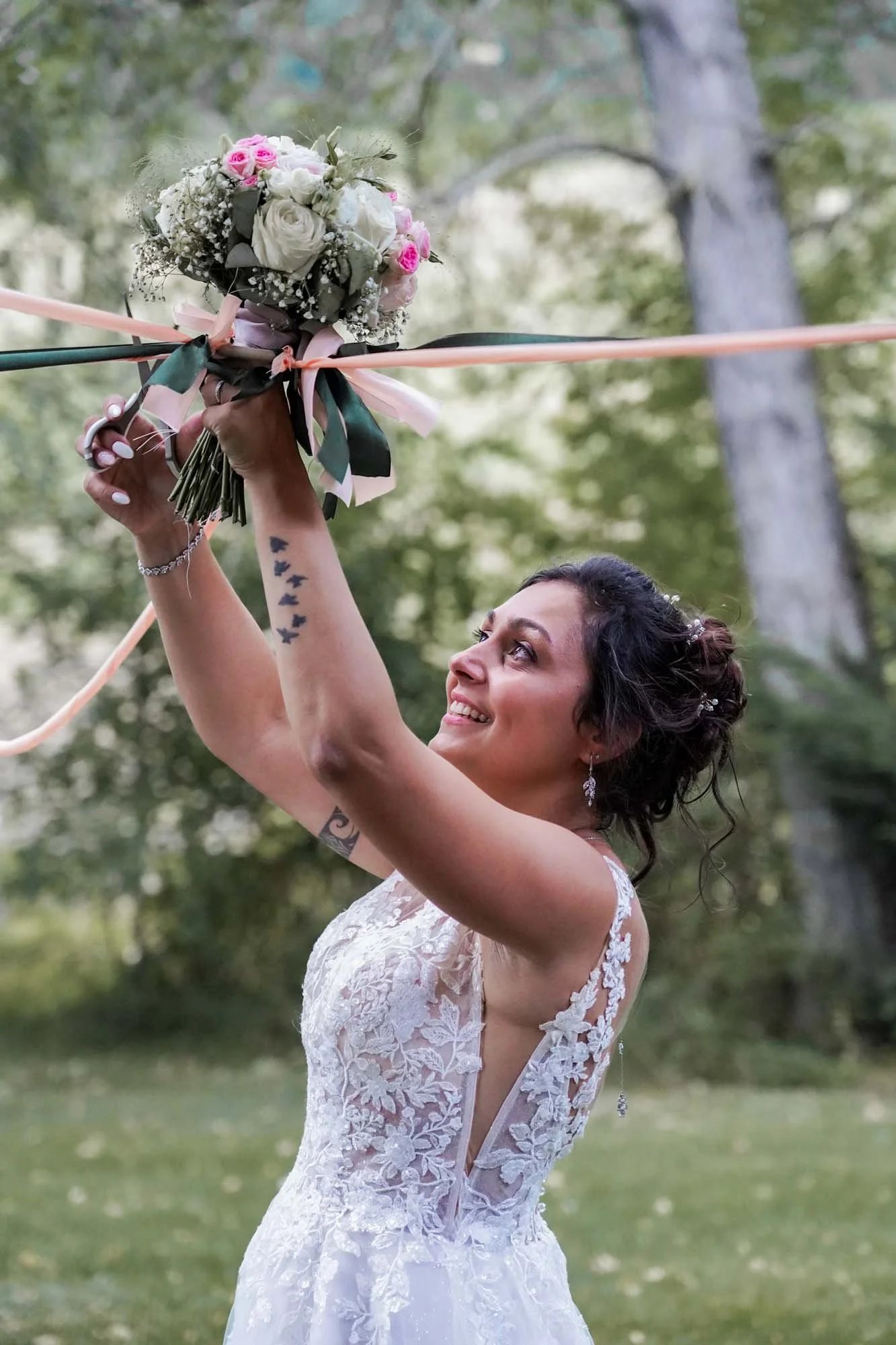 Lancer bouquet avec rubans mariage extérieur dans sud de la france.