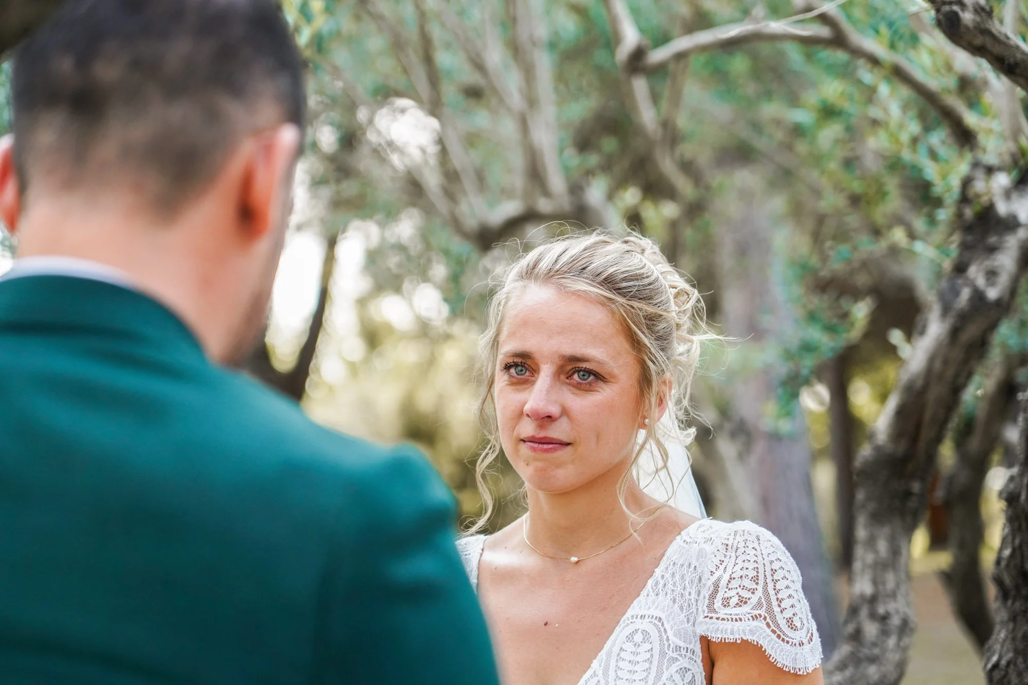 Echange de voeux mariage regard mariée émue.