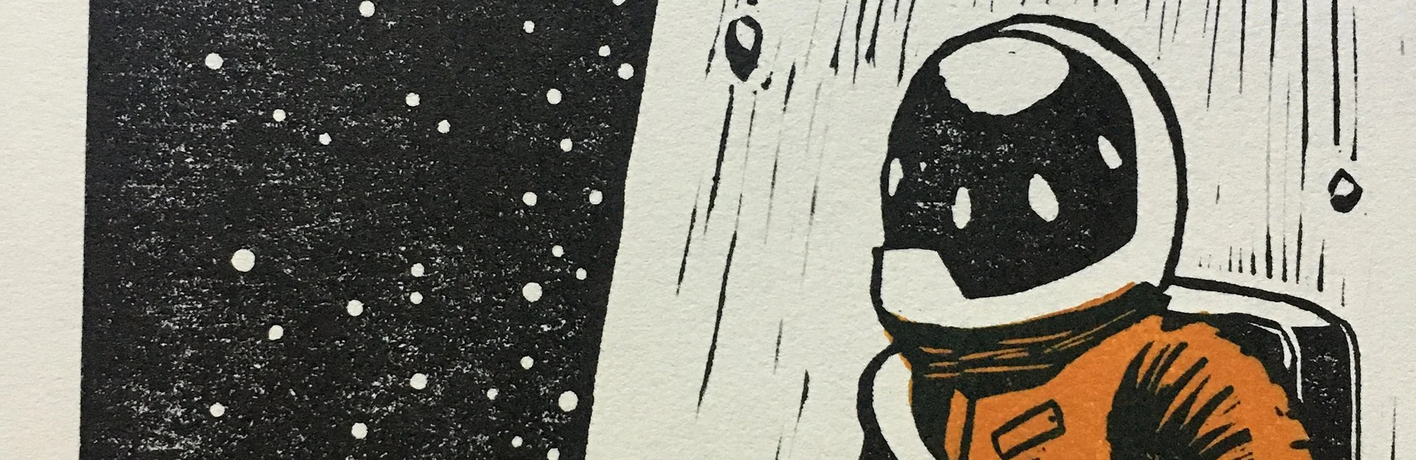 Rysunek astronauty w białym hełmie i pomarańczowym kombinezonie, patrzącego w stronę kosmosu pełnego gwiazd. -- 
A drawing of an astronaut with a white helmet and an orange suit looking toward space filled with stars.