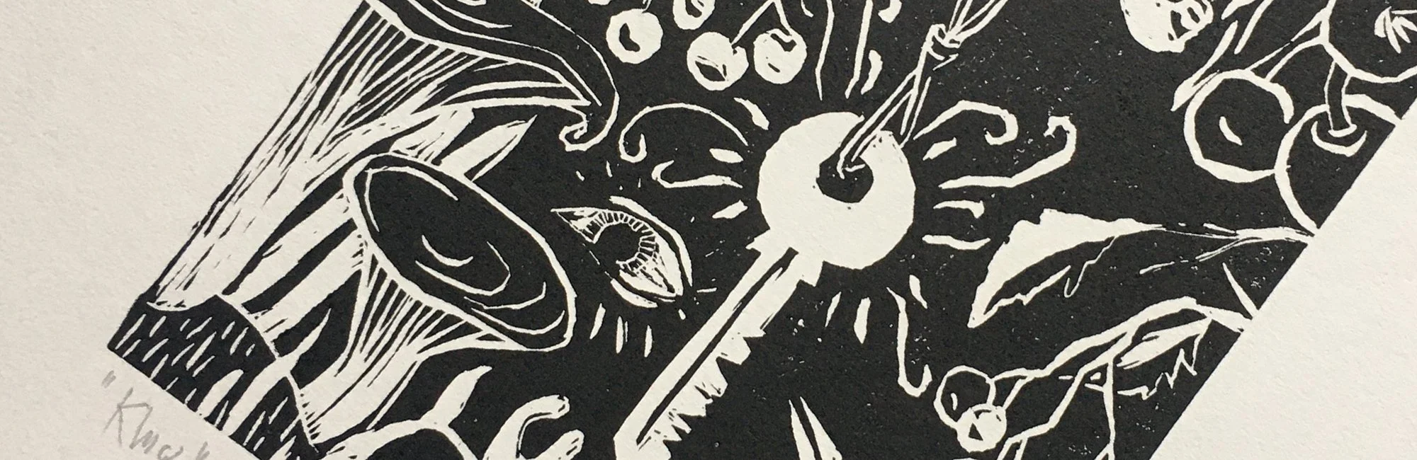 Czarno-biały druk przedstawiający surrealistyczną scenę z oczami oraz różnymi elementami natury. A black and white print of a surreal scene with eyes, and various natural and mystical elements, including a hummingbird, mushrooms, and abstract shapes.