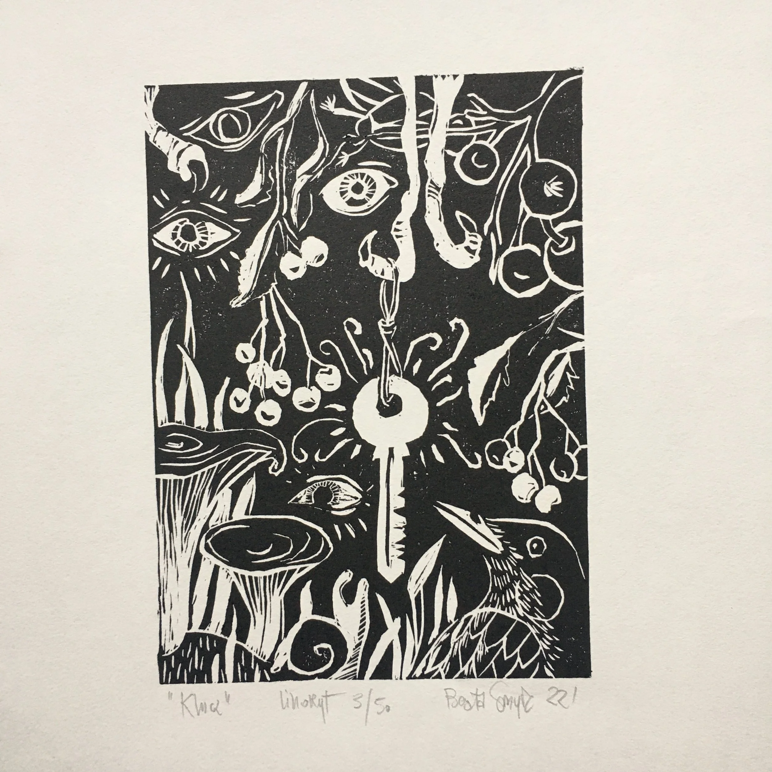 Czarno-biały druk przedstawiający surrealistyczną scenę z oczami oraz różnymi elementami natury.
A black and white print of a surreal scene with eyes, and various natural and mystical elements, including a hummingbird, mushrooms, and abstract shapes.
