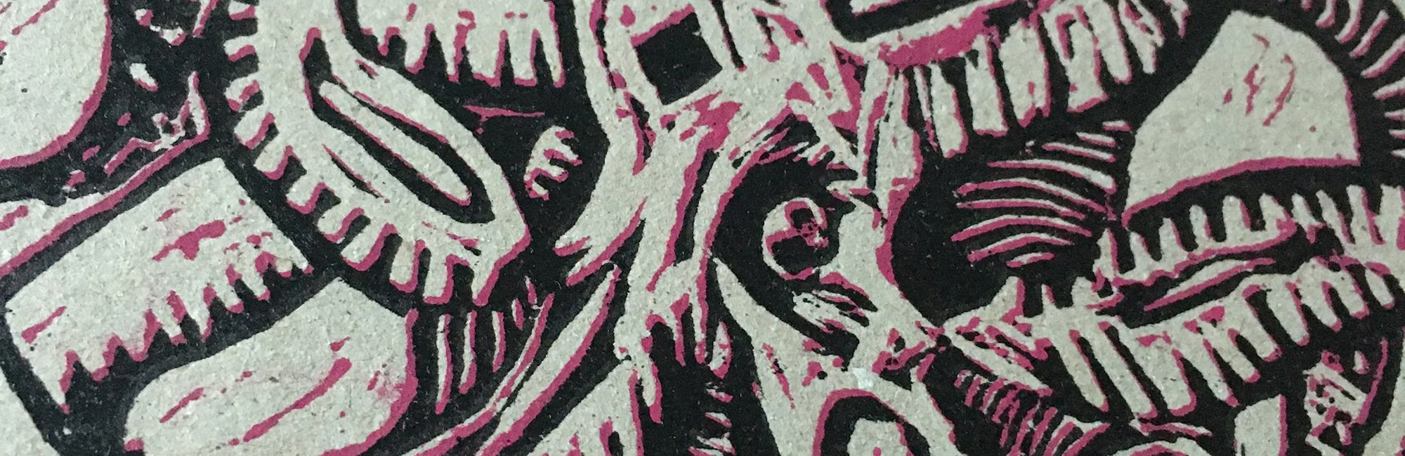 Zbliżenie szczegółowego czarno-różowego rysunku ośmiornicy na fakturowanym papierze. -- 
Close-up of a detailed black and pink line drawing of a octopus on textured paper.