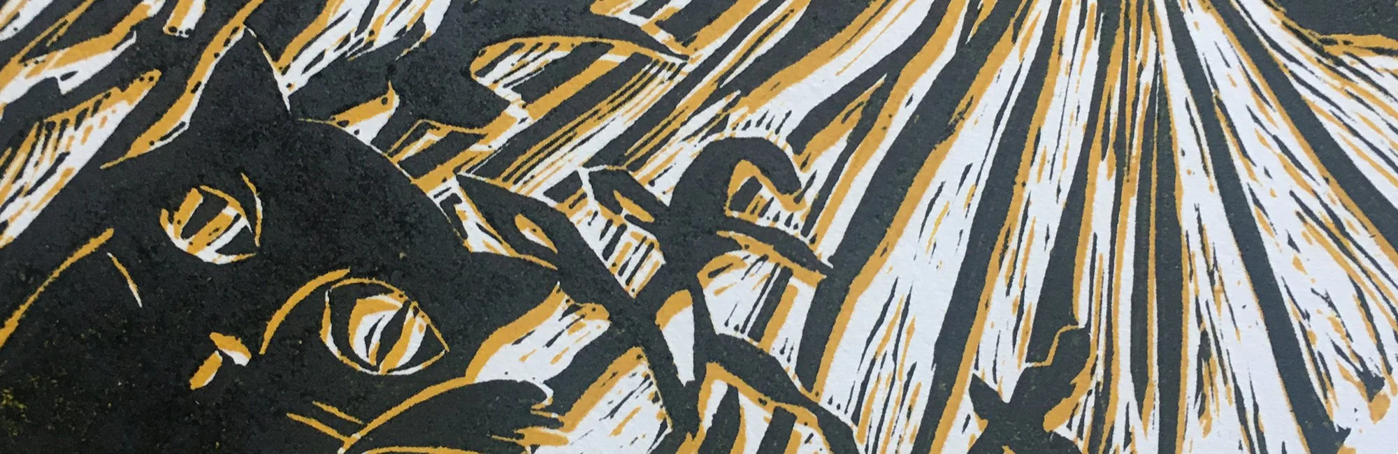 Zbliżenie czarno-złotej ilustracji przedstawiającej panterę i roślinę, z promieniami światła w tle. -- 
Close-up of a black and gold illustration of a panther and a plant with rays of light in the background.