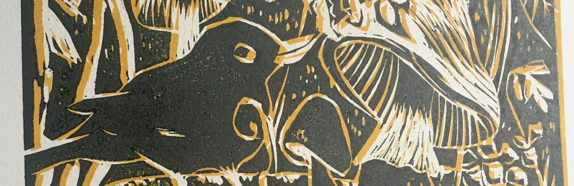 Szpak otoczony liśćmi z grzybem, przedstawiony w czarno-złotej kolorystyce. -- 
Starling surrounded by foliage with a mushroom, depicted in a black and gold color scheme.