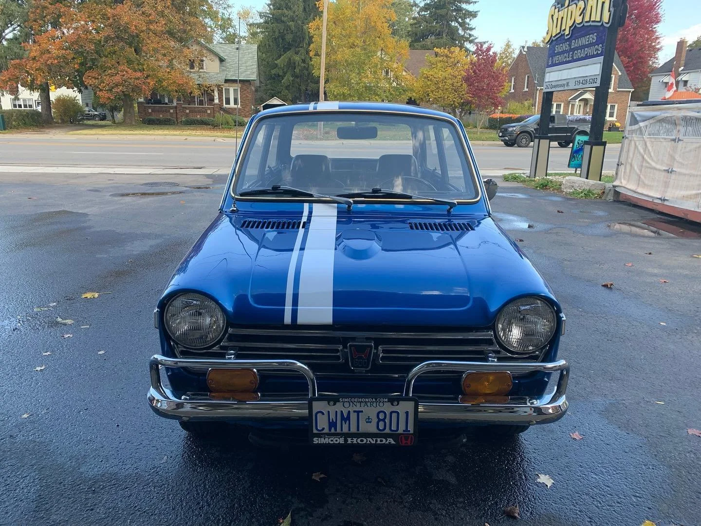 💙🤍Awe, ain&rsquo;t it cute?!
Lil Blue got some fresh stripes and graphics in time for #Pumpkinfest.
@simcoehonda 

#1972 #hondaN600 #averydennison #vehiclegraphics
#racingstripes
#norfolkcounty