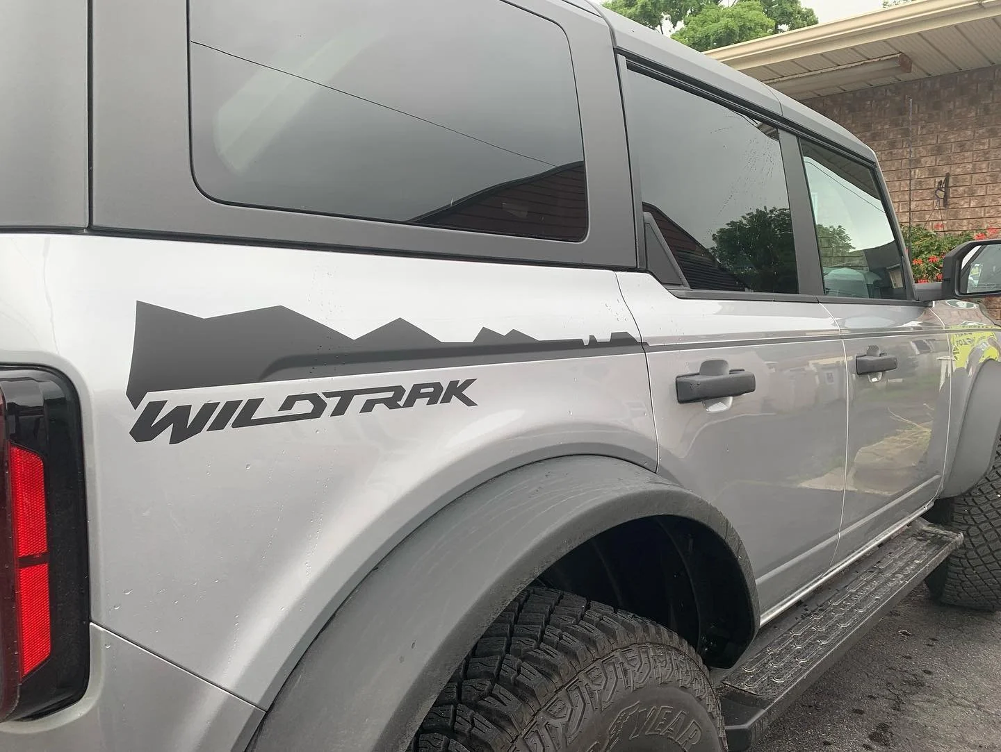 Digging this custom #wildtrack accent piece and stripe on this 2022 #fordbronco 🐴👌
@fordbronco 

#vinylgraphics #custom #vehiclegraphics #3mvinyl #averydennison #matteblack