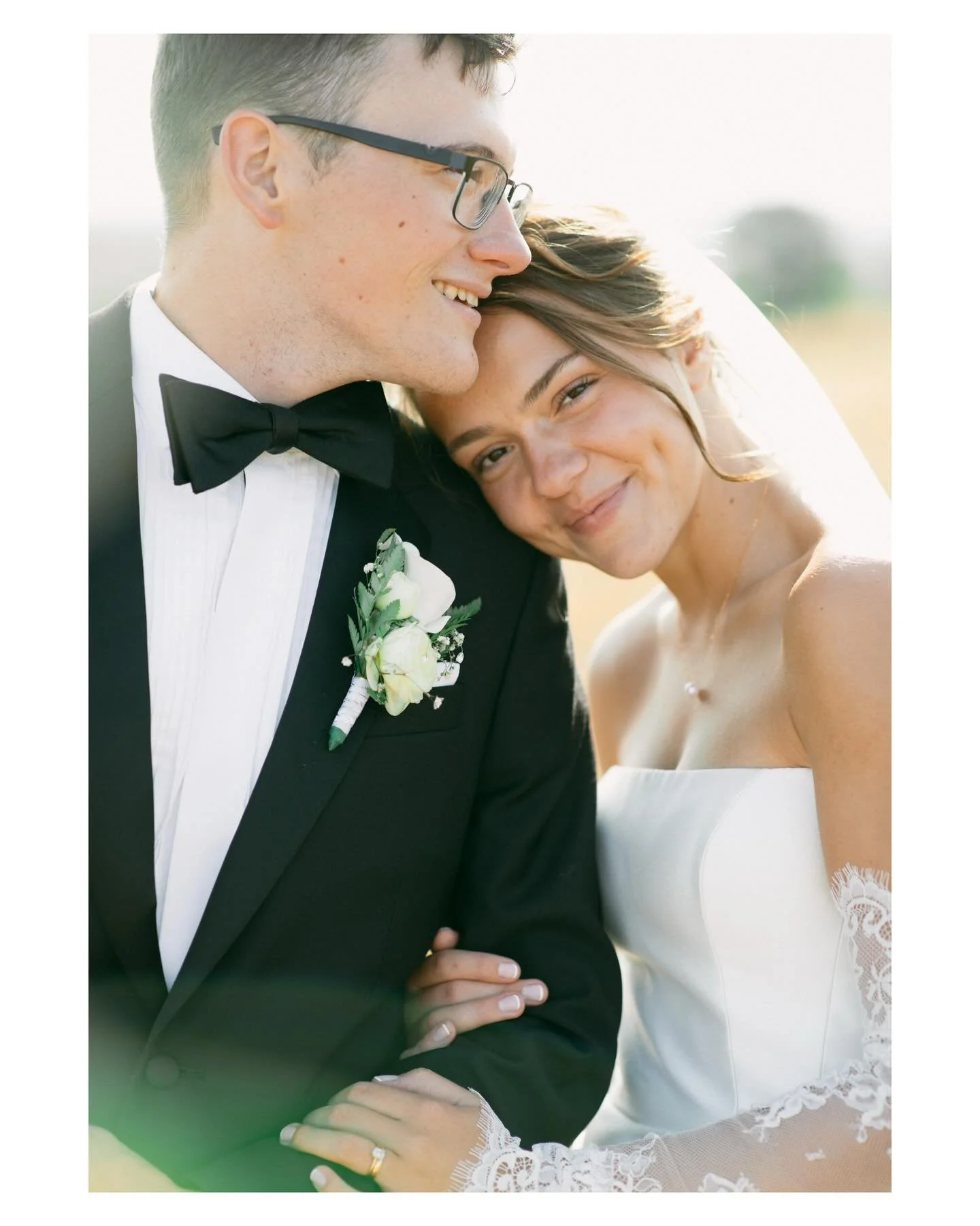 lauren + james 🕊️
these cold and icy january days are making me reminisce on sunny summer weddings like james and lauren&rsquo;s gorgeous warm day at @heavenlyviewestatefarm 

lauren worked with @sacredcovenant_ to ensure that every moment of the da